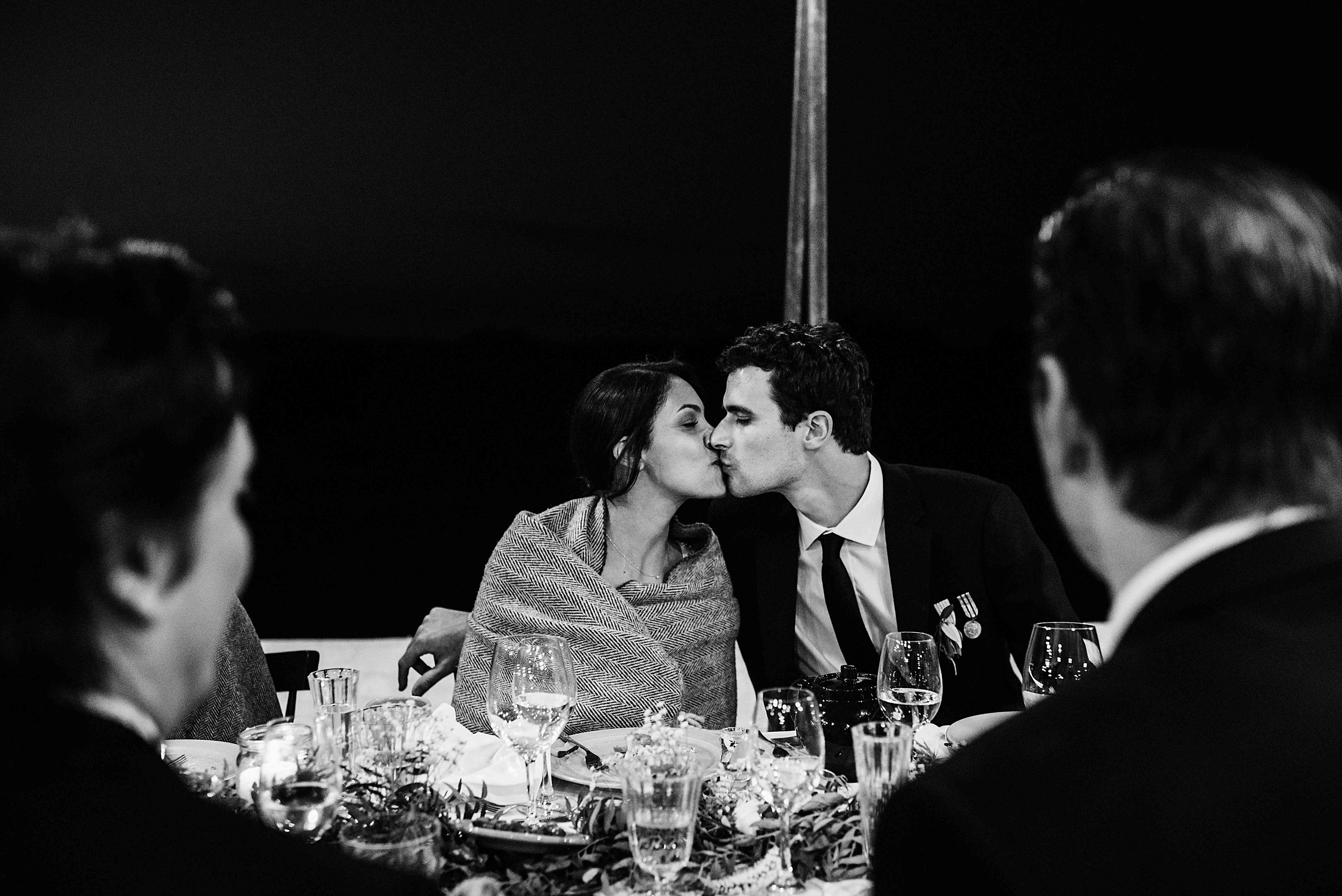 <P>新娘和新郎在晚餐接吻</ P>搜索结果