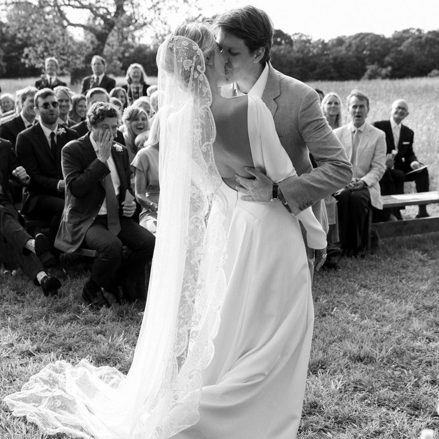 新娘和新郎接吻