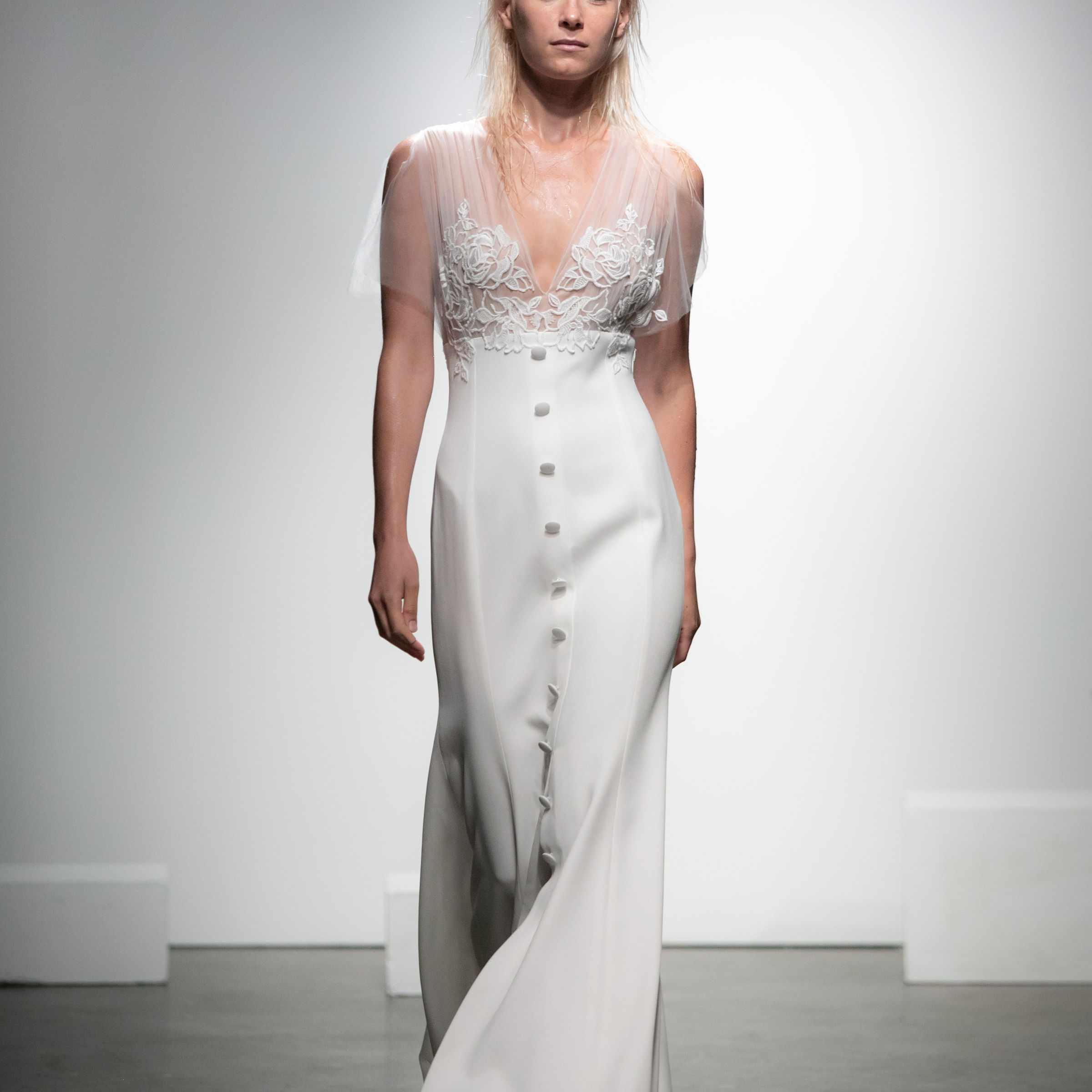 模特穿着有纽扣的绉纱连衣裙和刺绣薄纱