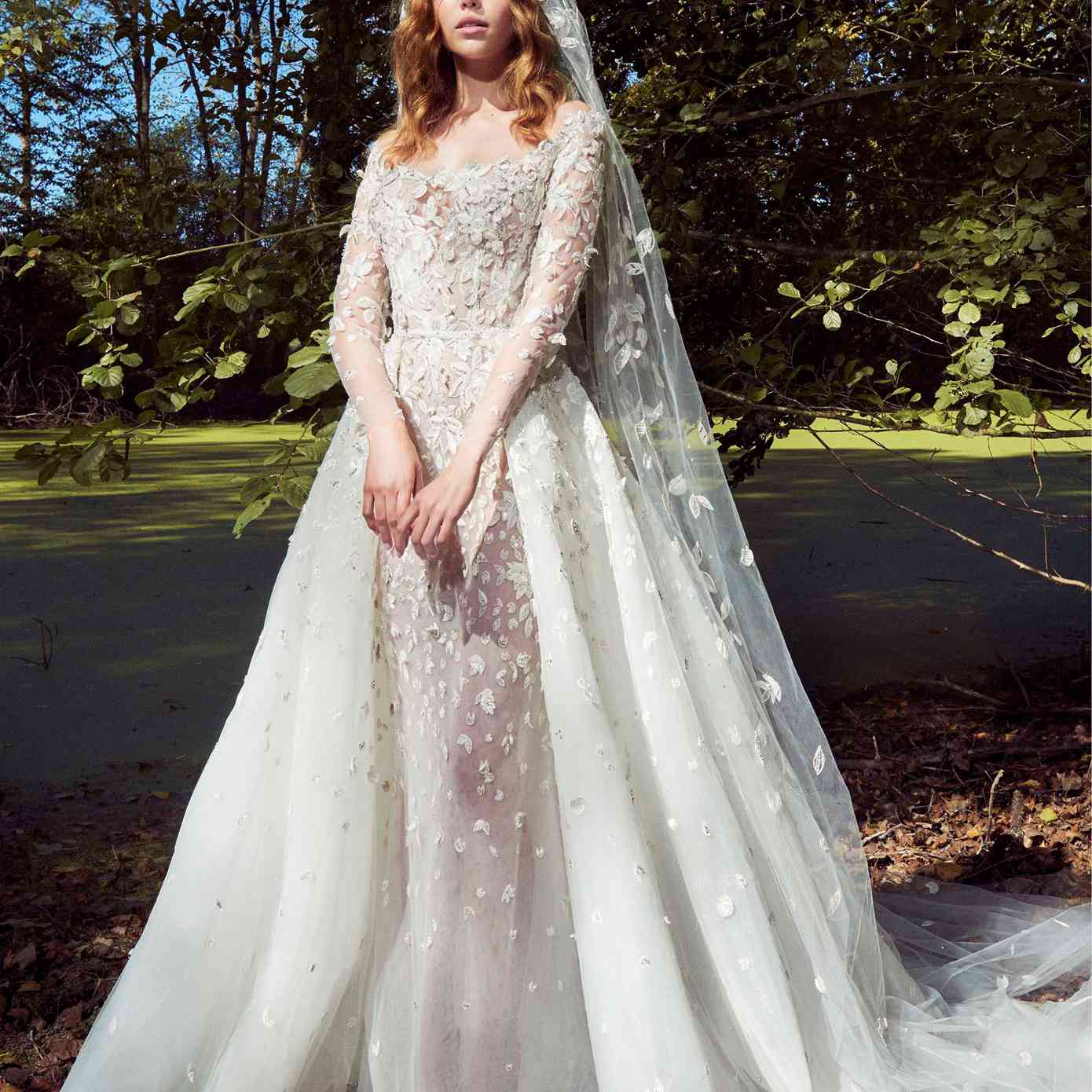 型号在肩上长袖礼服，包括整体花卉贴花和配套综合席和面纱