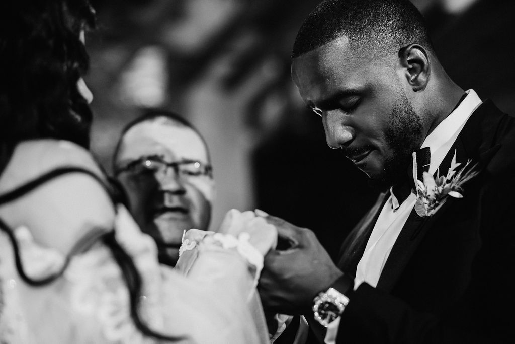 新郎新娘拿着的手