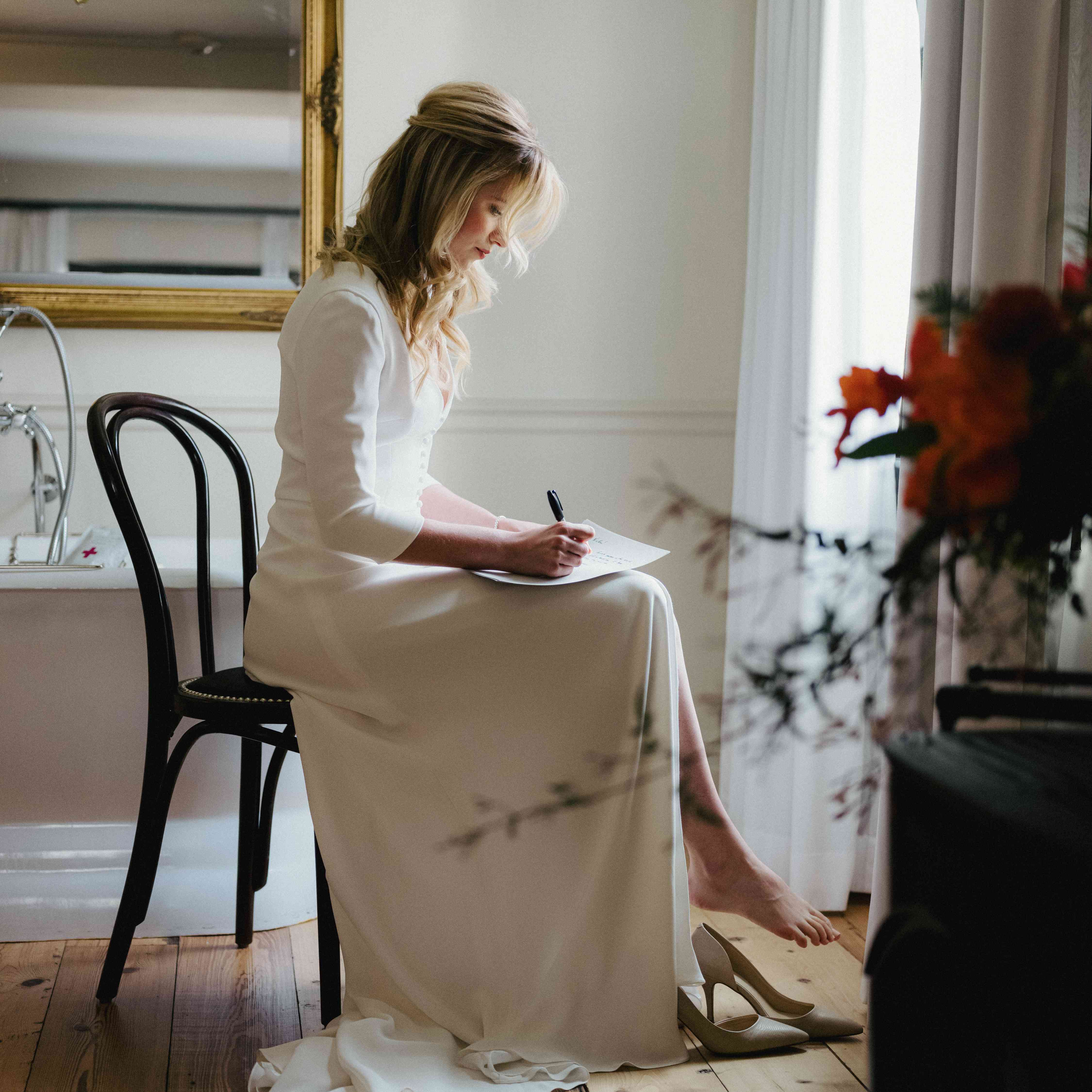 新娘写笔记“class=