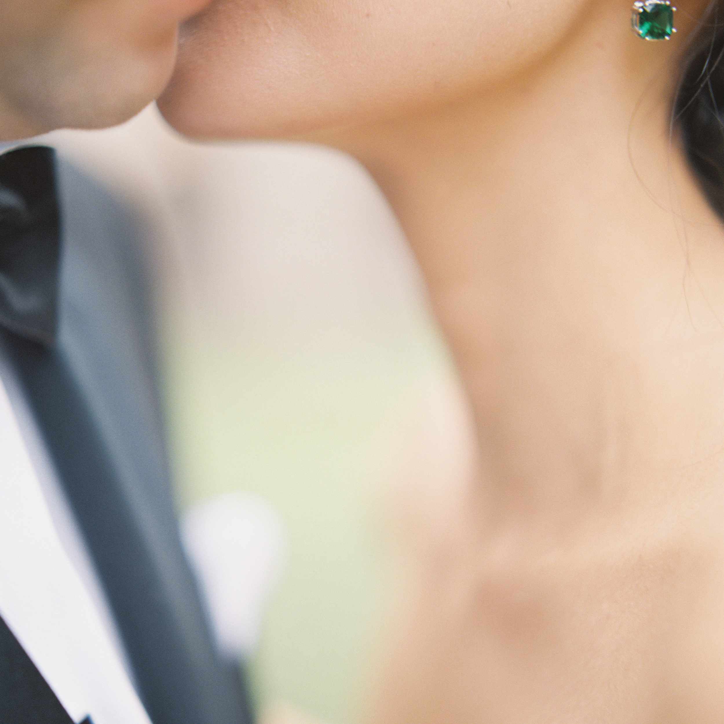 经典的la badia意大利婚礼，新娘的祖母绿耳环