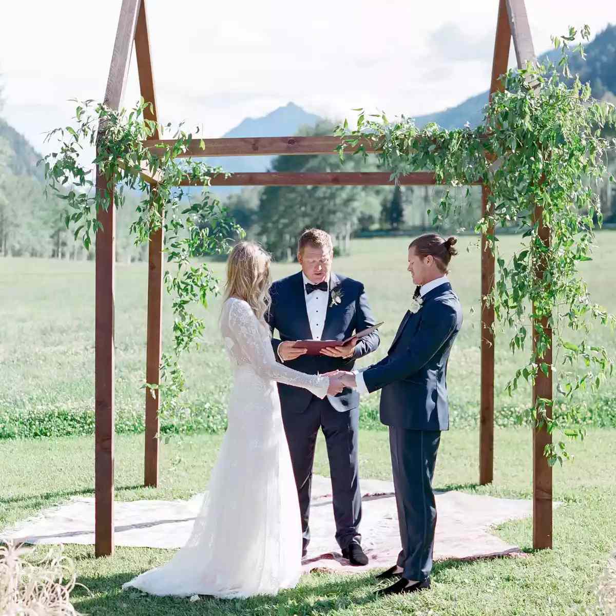 高大的木婚纱拱