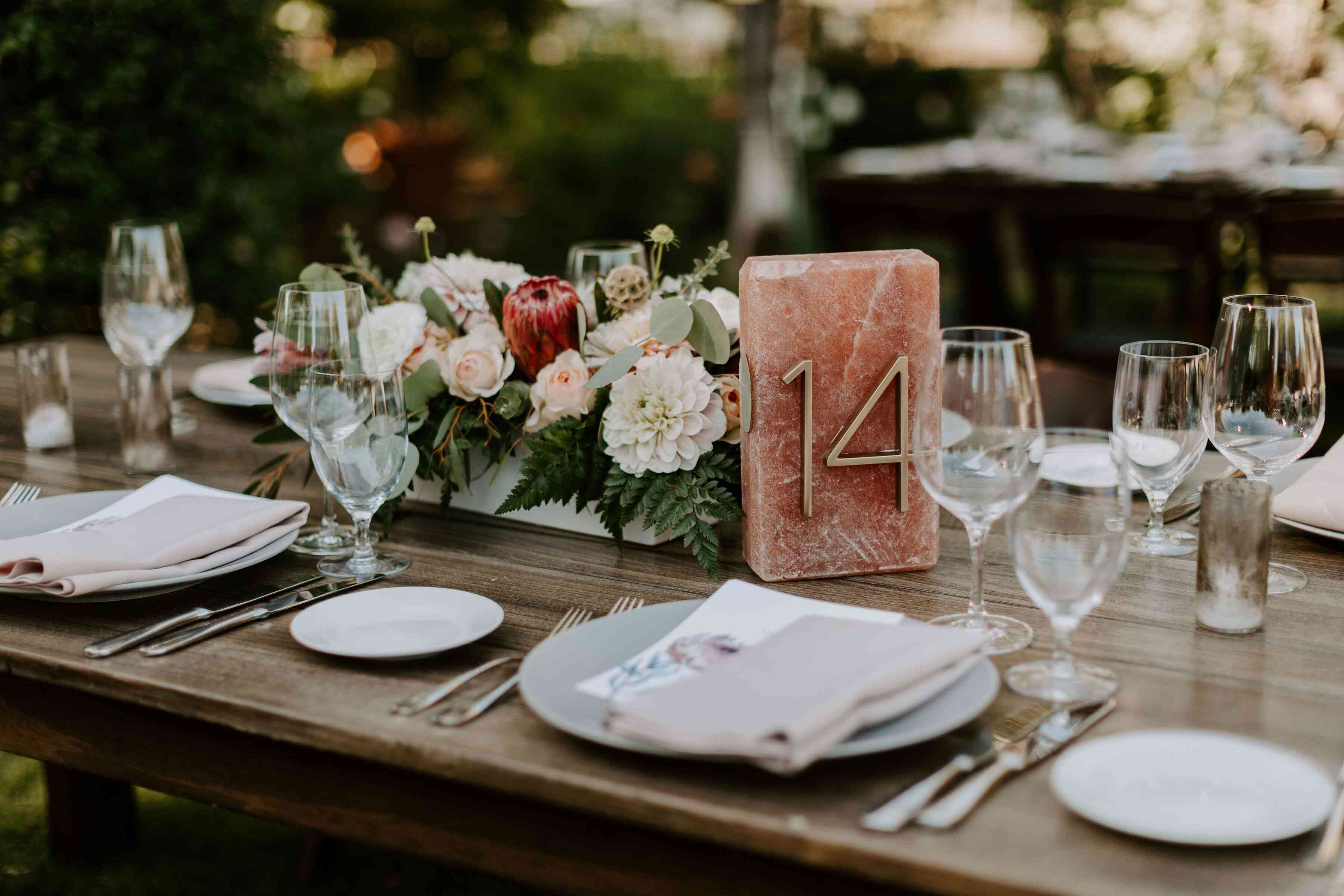 粉红色的盐块表数