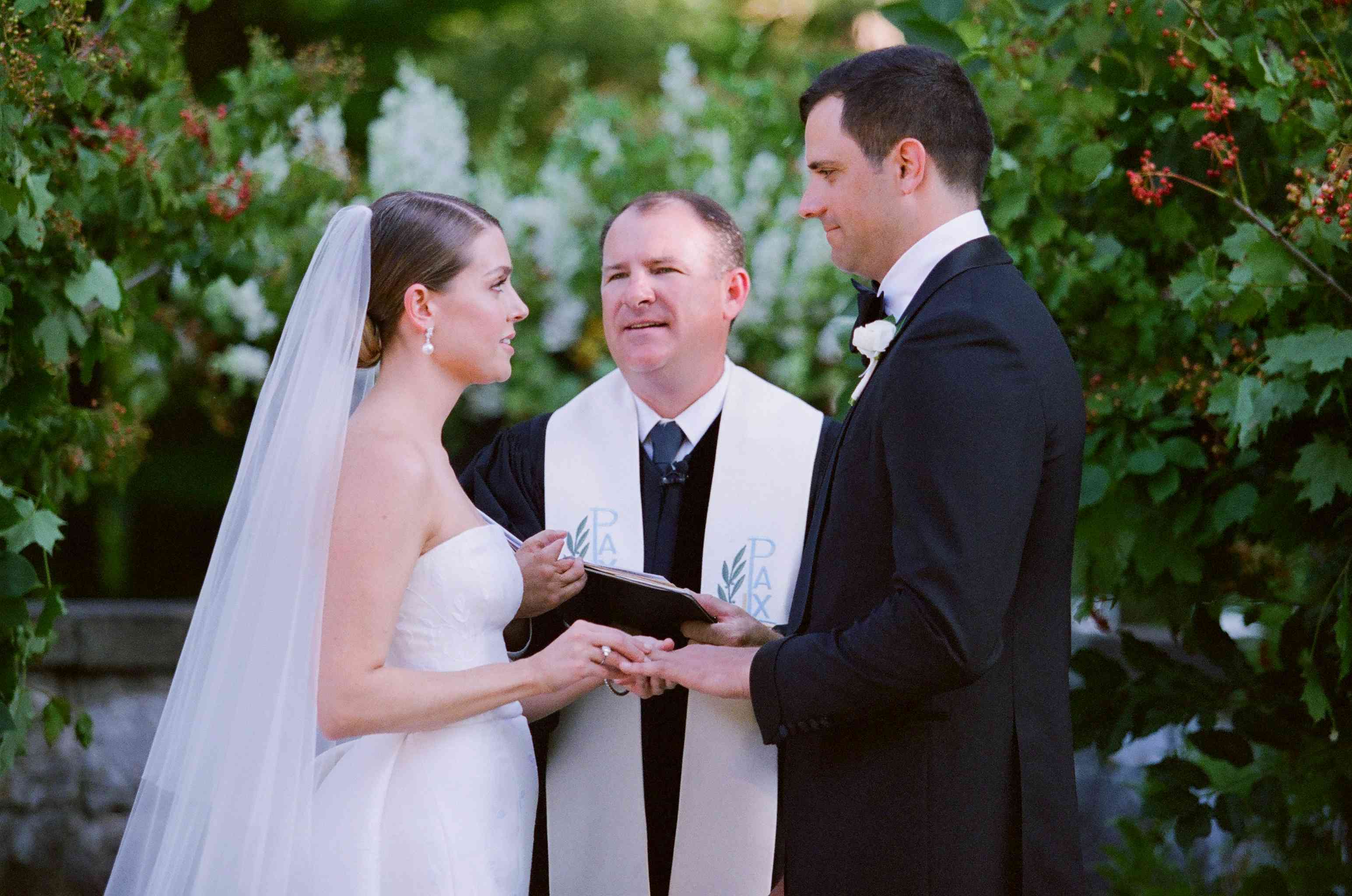 新娘和新郎在婚礼的祭坛上