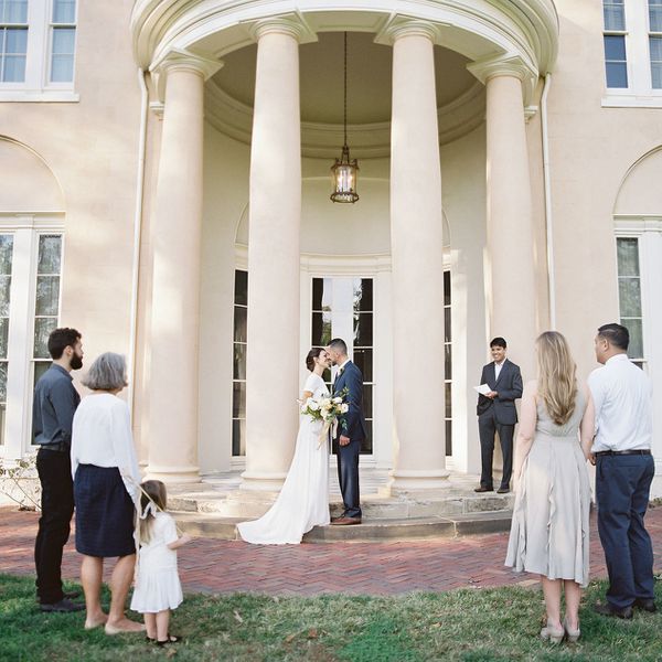 站立在教会前面的新娘和新郎