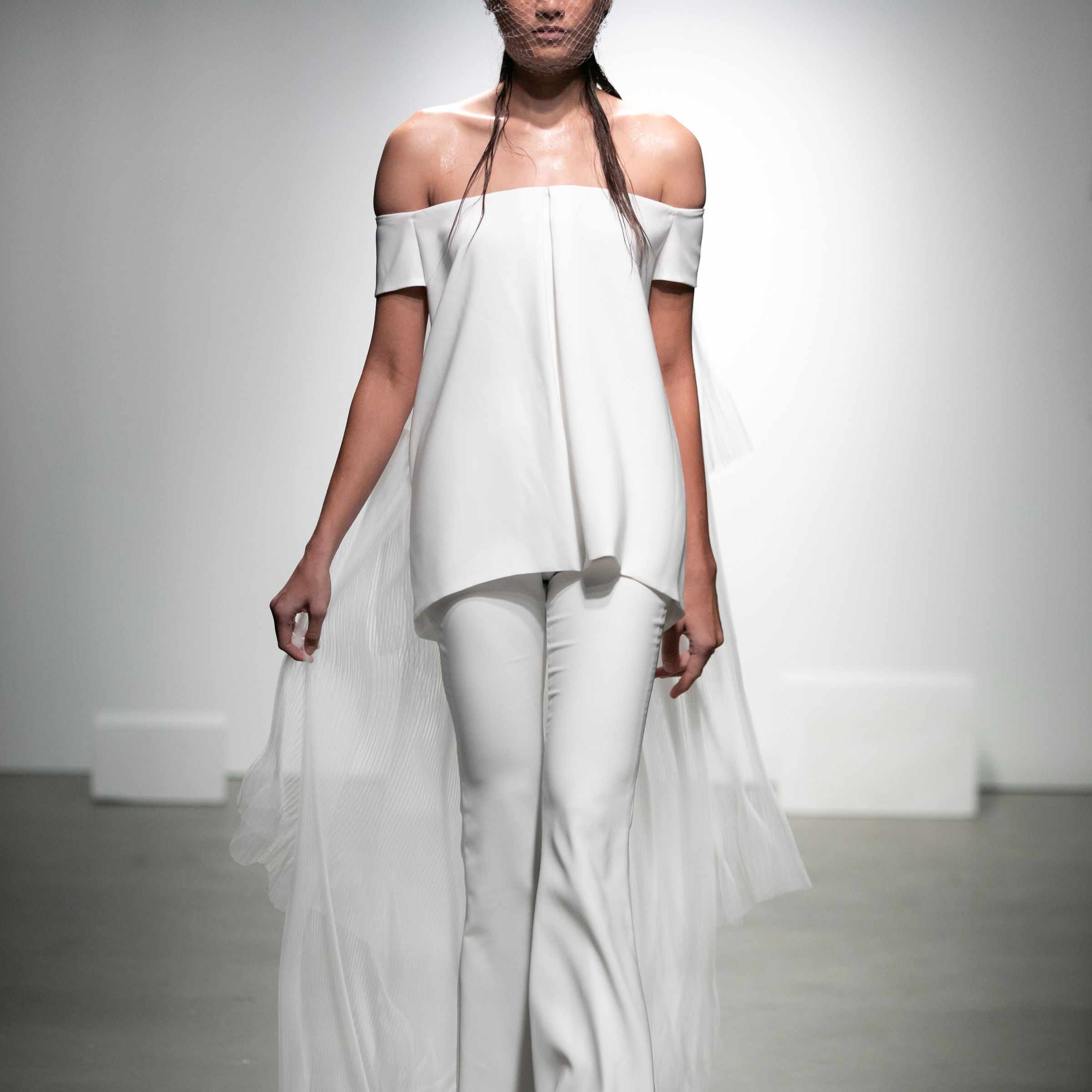 模特穿着绉纱露肩上衣和褶皱薄纱裙的裤子