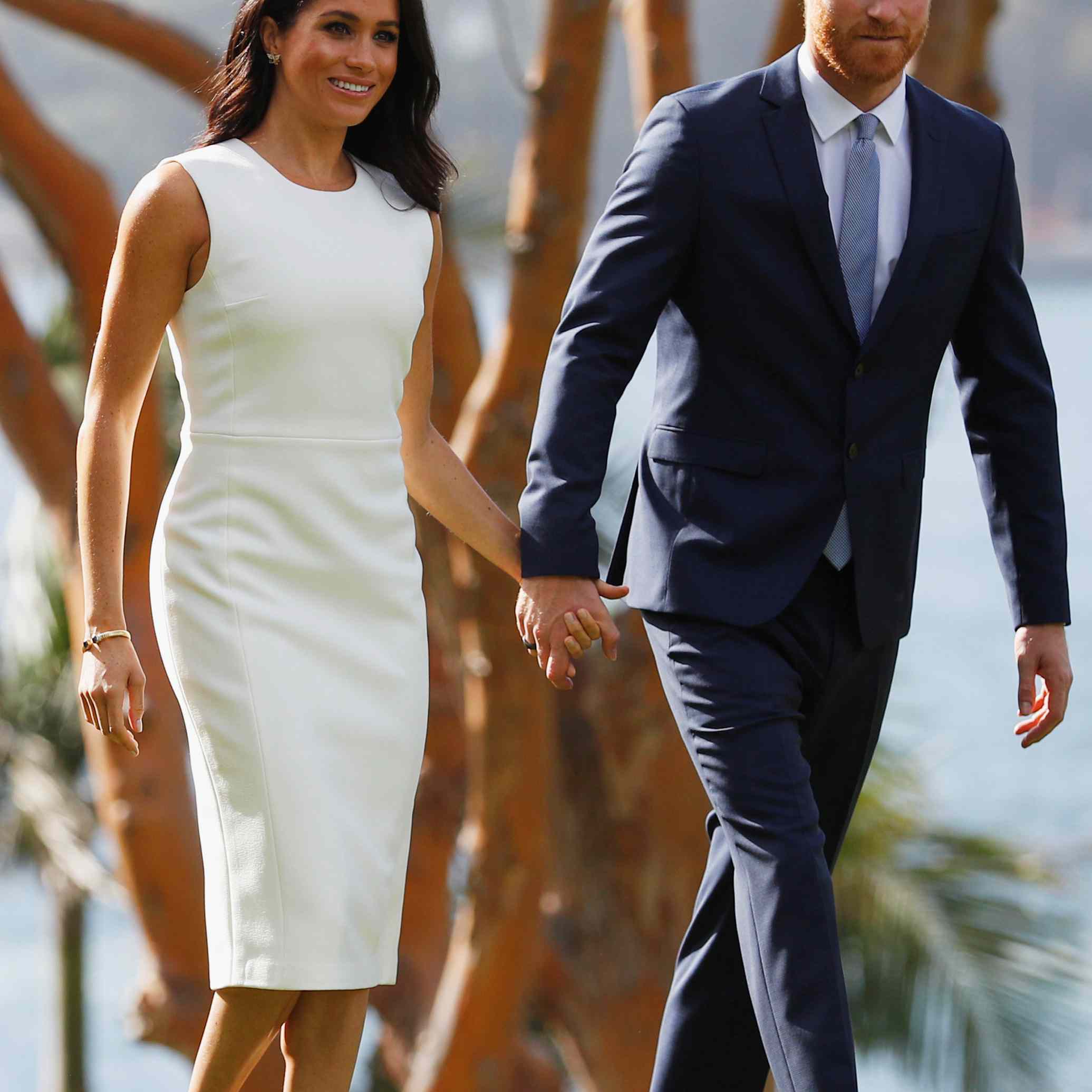 梅根·马克尔和哈里王子手牵着手