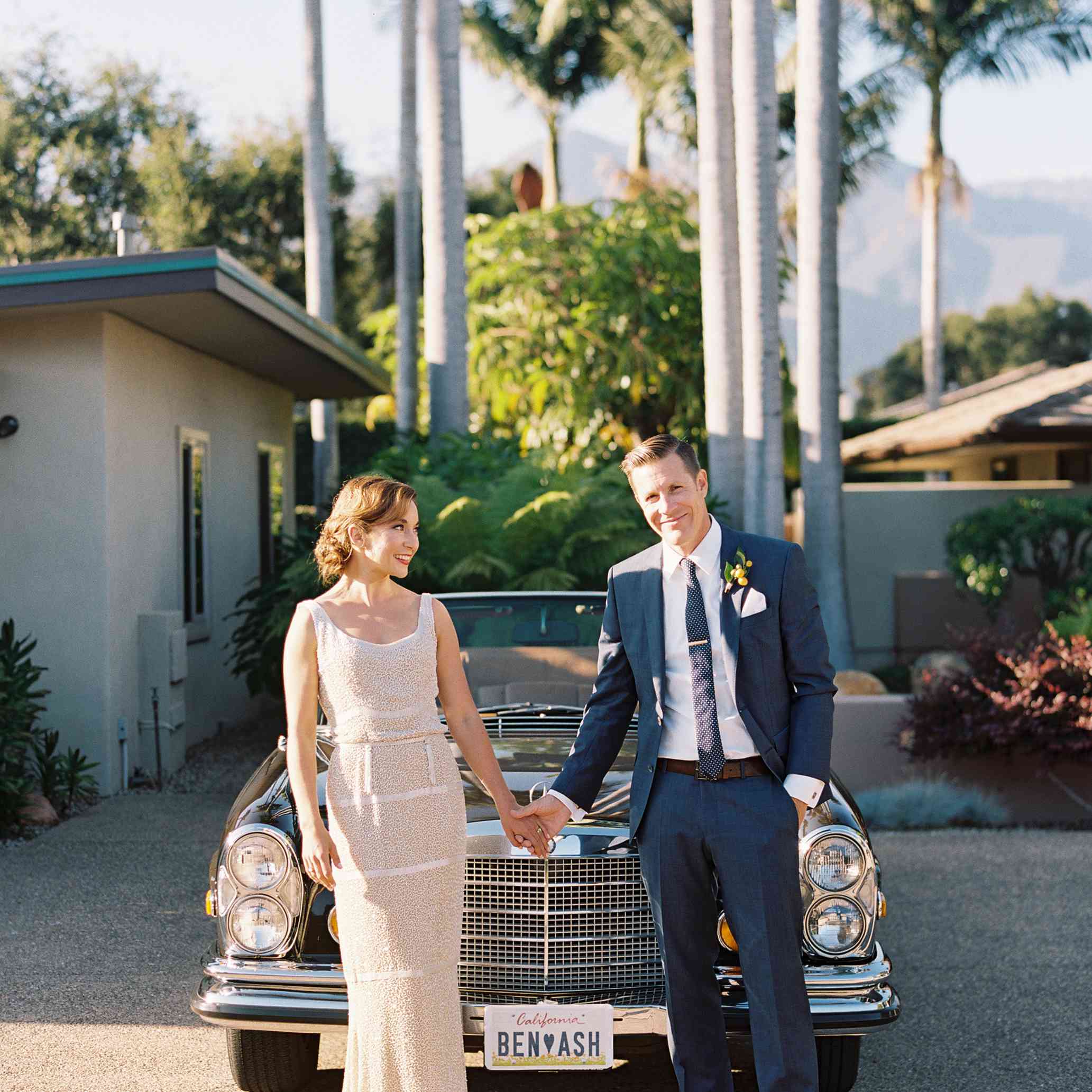 新郎新娘站在车前