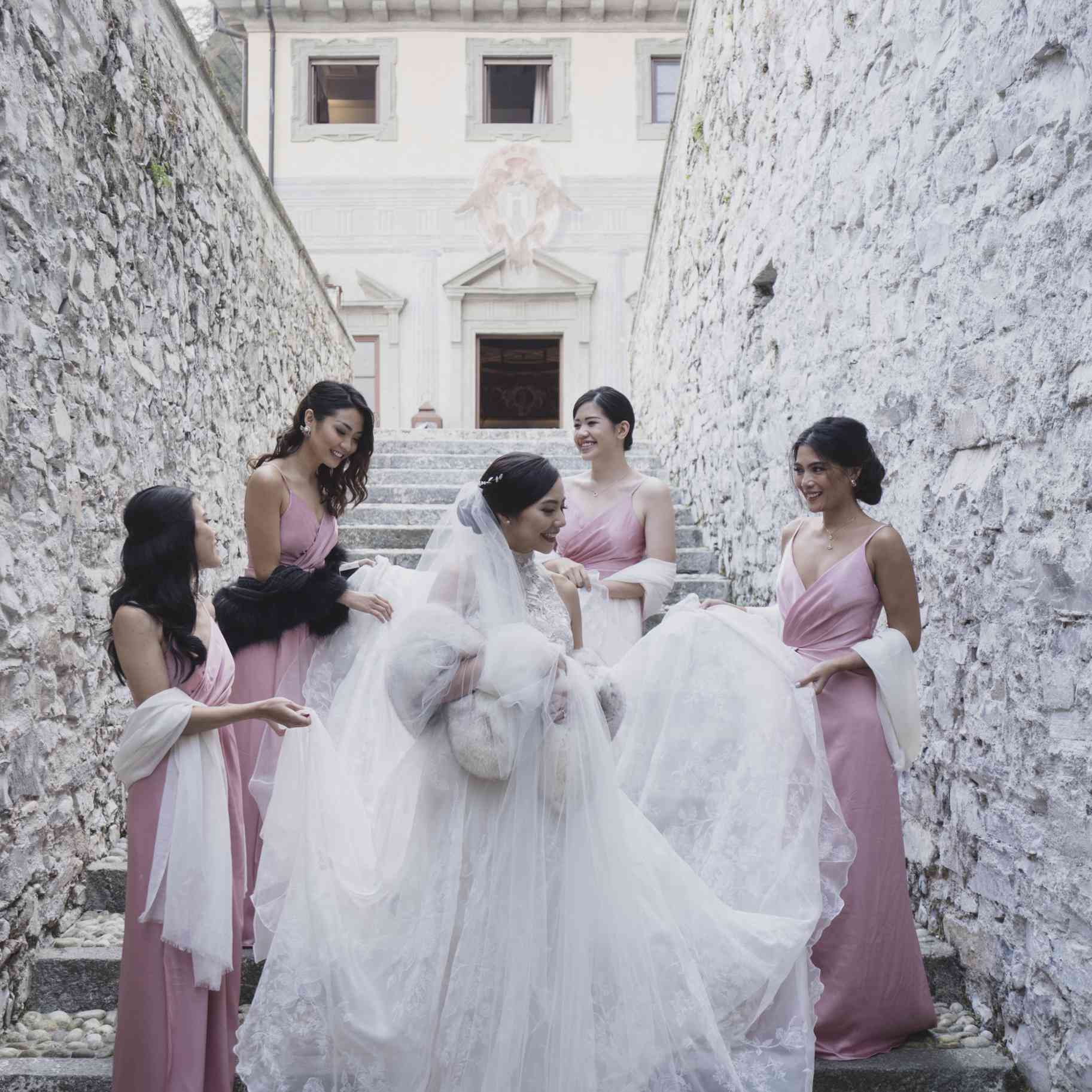 有伴娘的新娘在石步