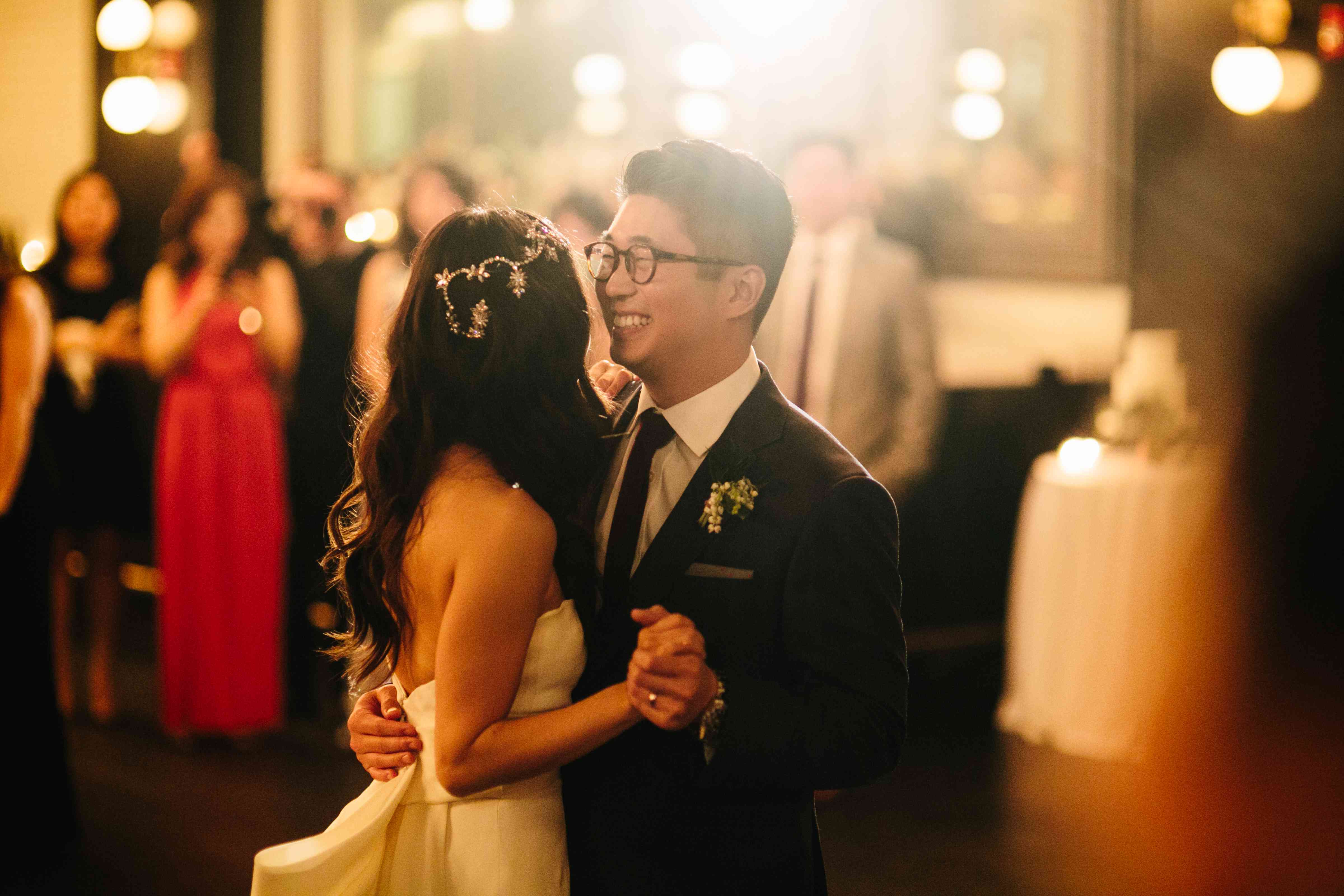 新娘和新郎在初步舞蹈期间