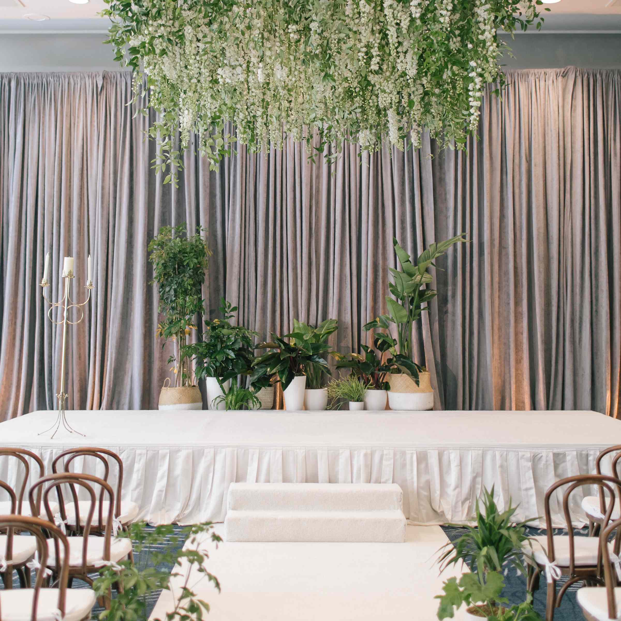 < p >浮花婚礼彩棚< / p > < br > < br >