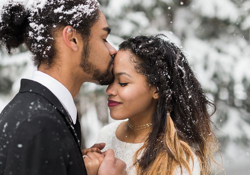 夫妇在雪地