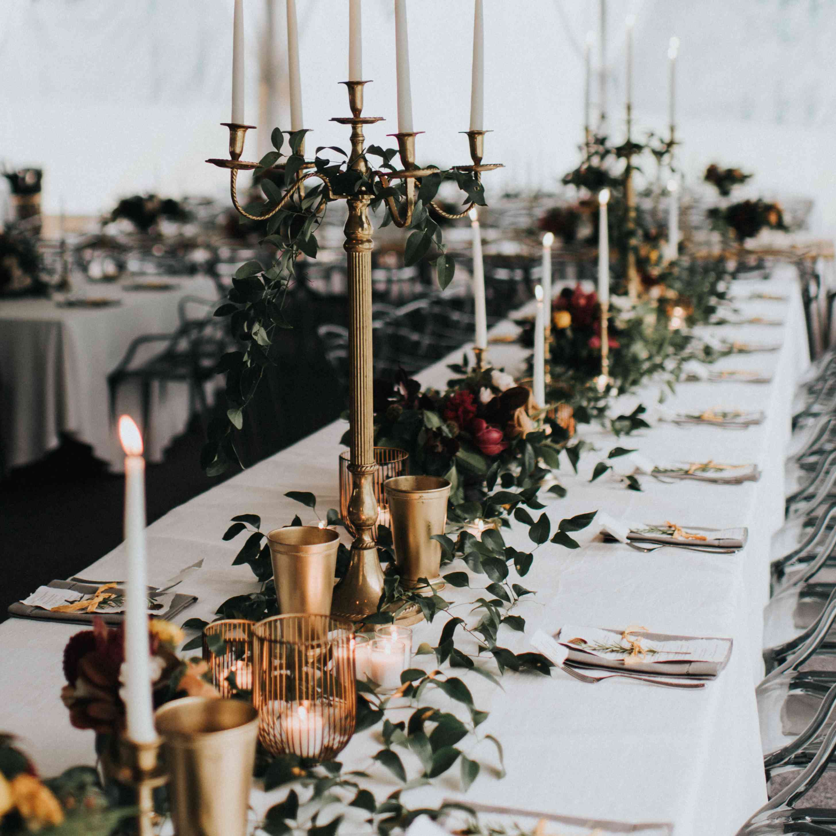 个性化的密歇根婚礼，秋季桌与蜡烛逃脱