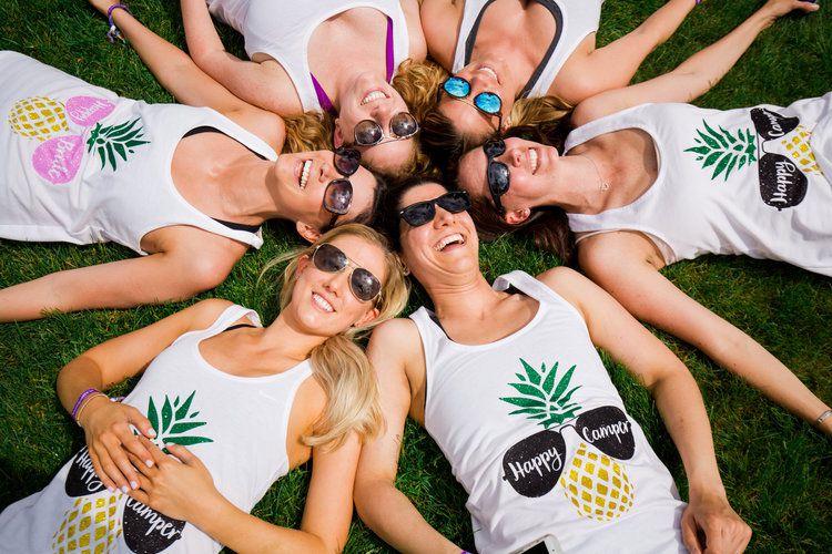 在匹配菠萝衬衫女孩和太阳镜了一圈铺设