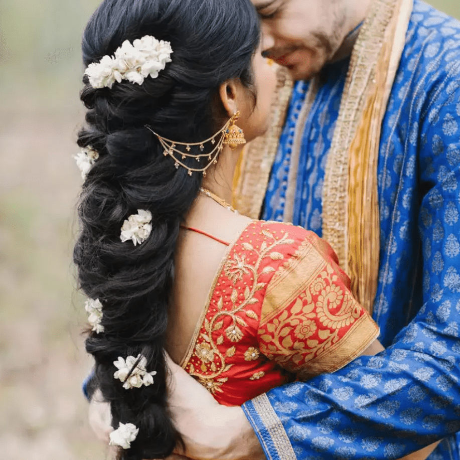 新娘戴着茉莉花辫子