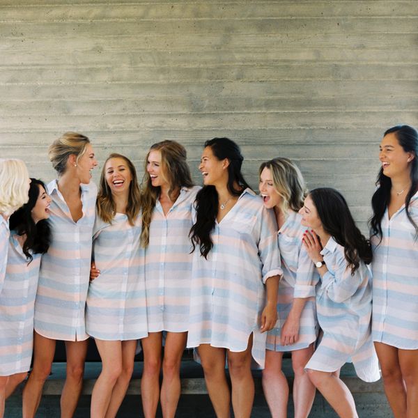 在匹配条纹衬衫新娘阵容