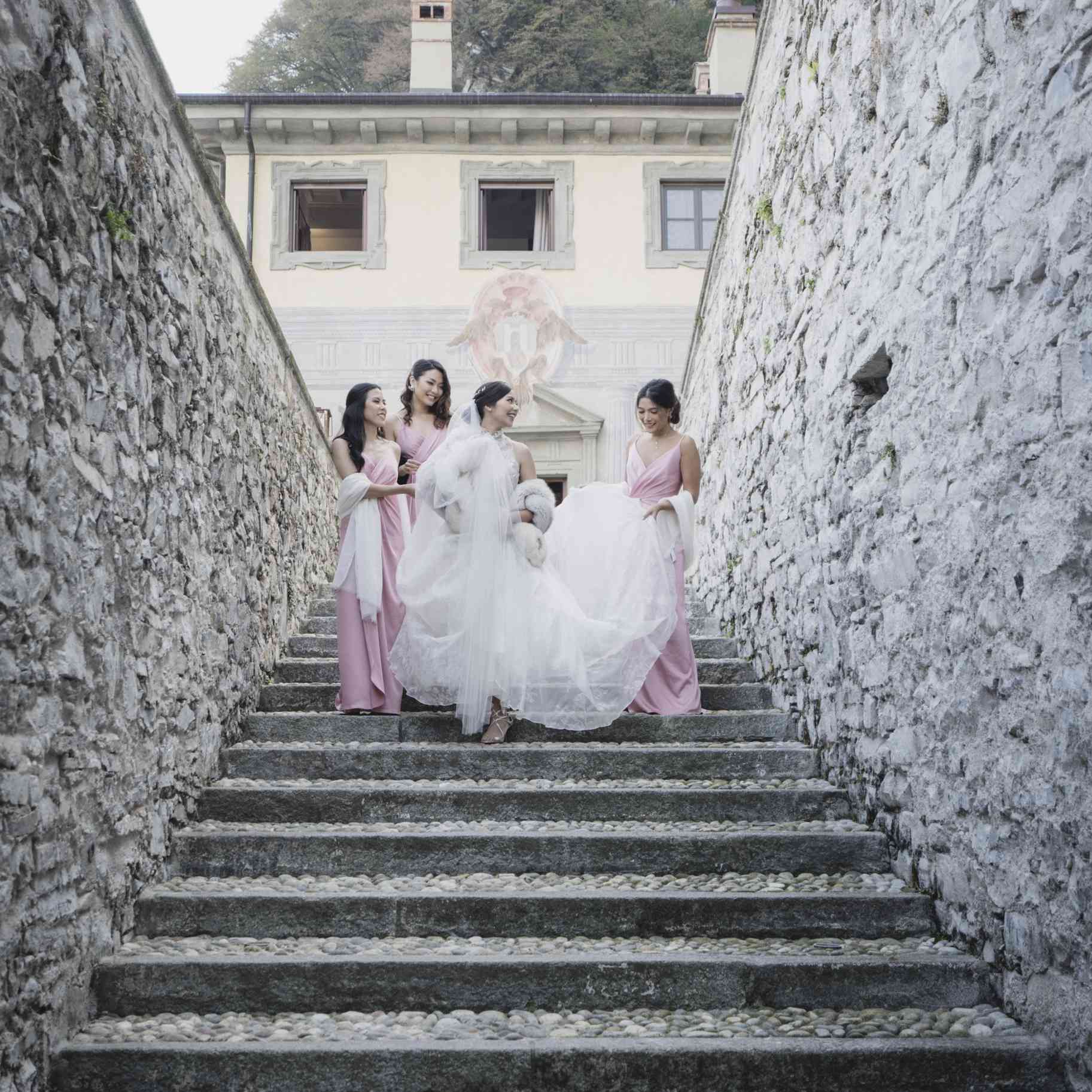 浪漫的科莫湖的婚礼，伴娘新娘帮助