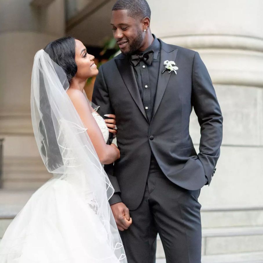 新娘戴着母亲的面纱，抬头看着新郎