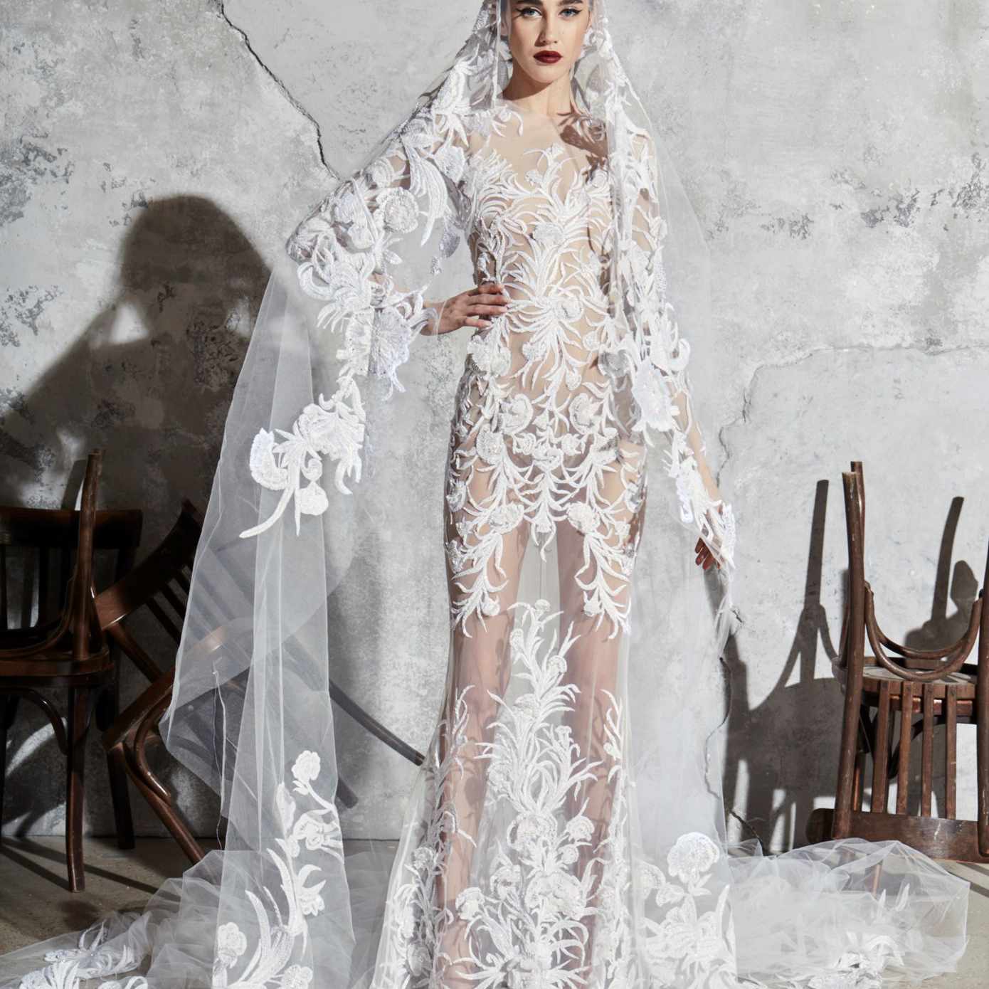 模型在整个幻觉薄纱连衣裙，串珠刺绣和匹配面纱