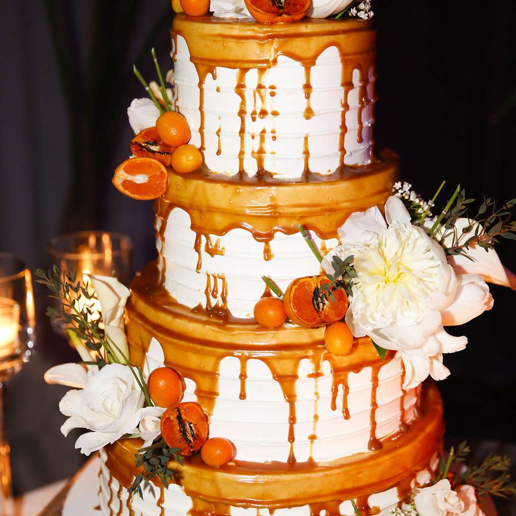 极简主义的加州婚礼，焦糖婚礼蛋糕