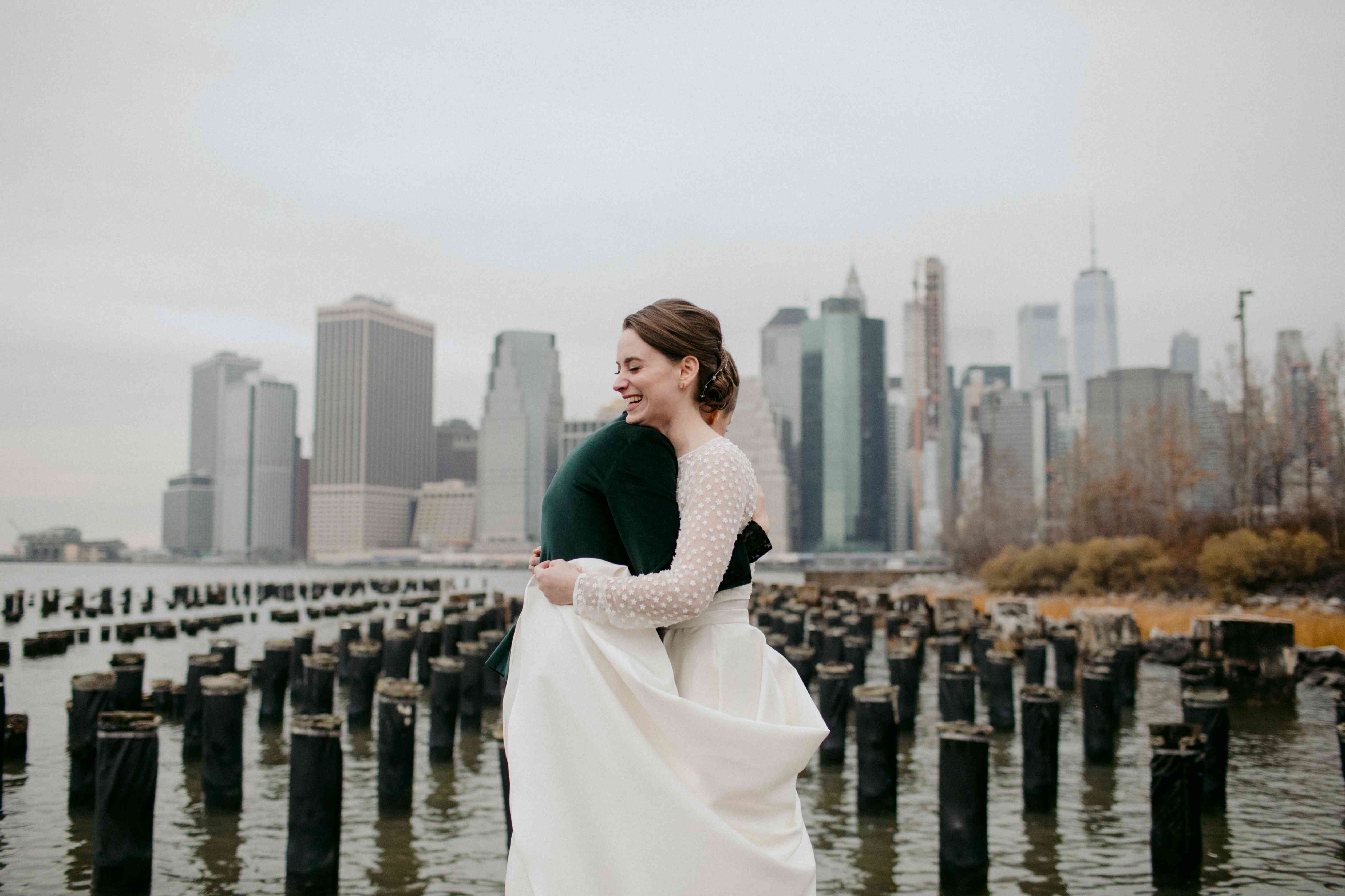 这对夫妇拥抱“class=