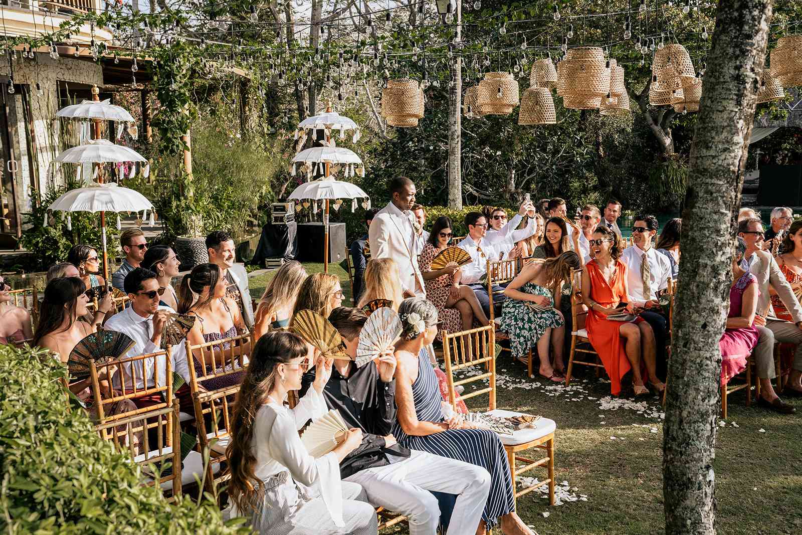 伴郎入口“class=