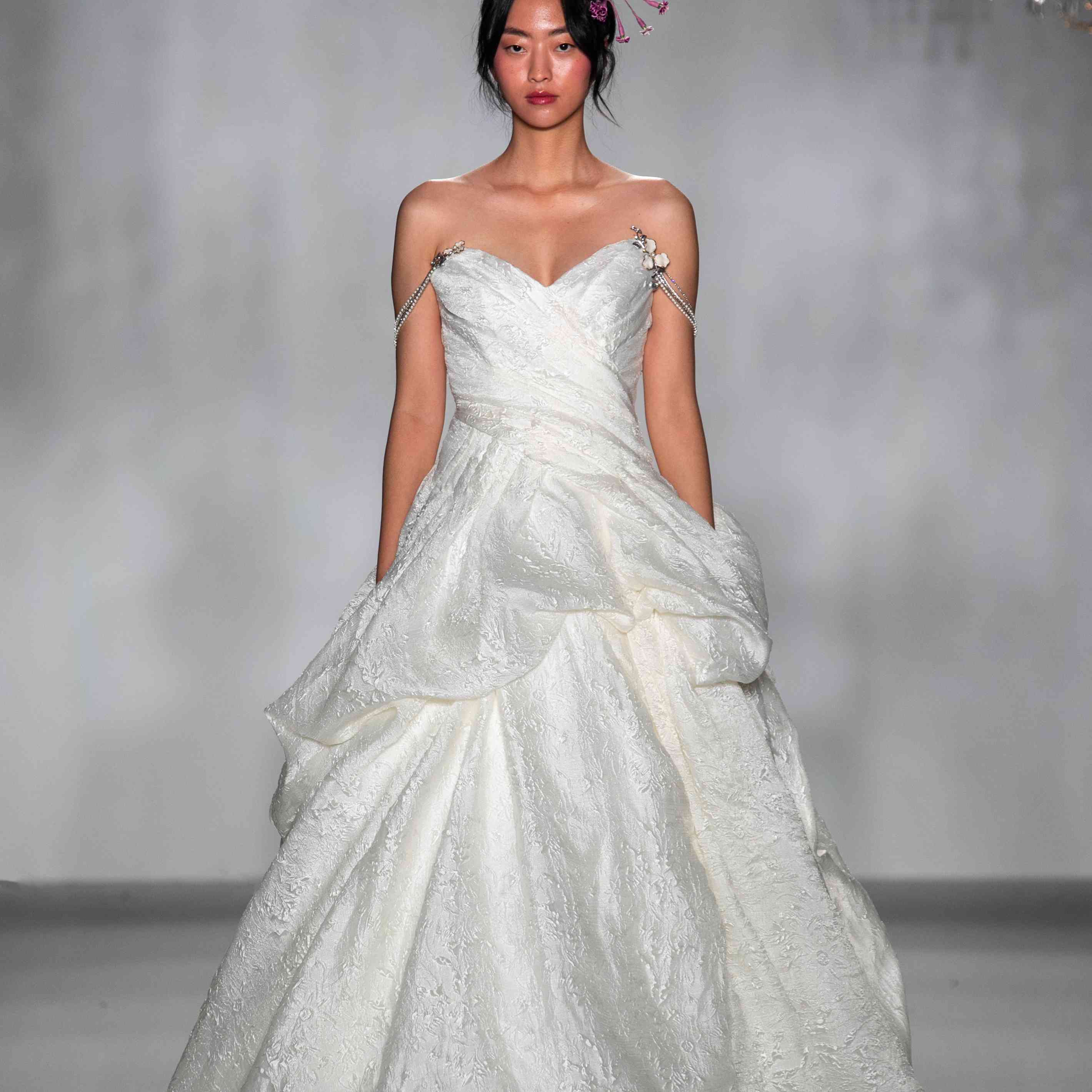 安妮·巴尔婚纱