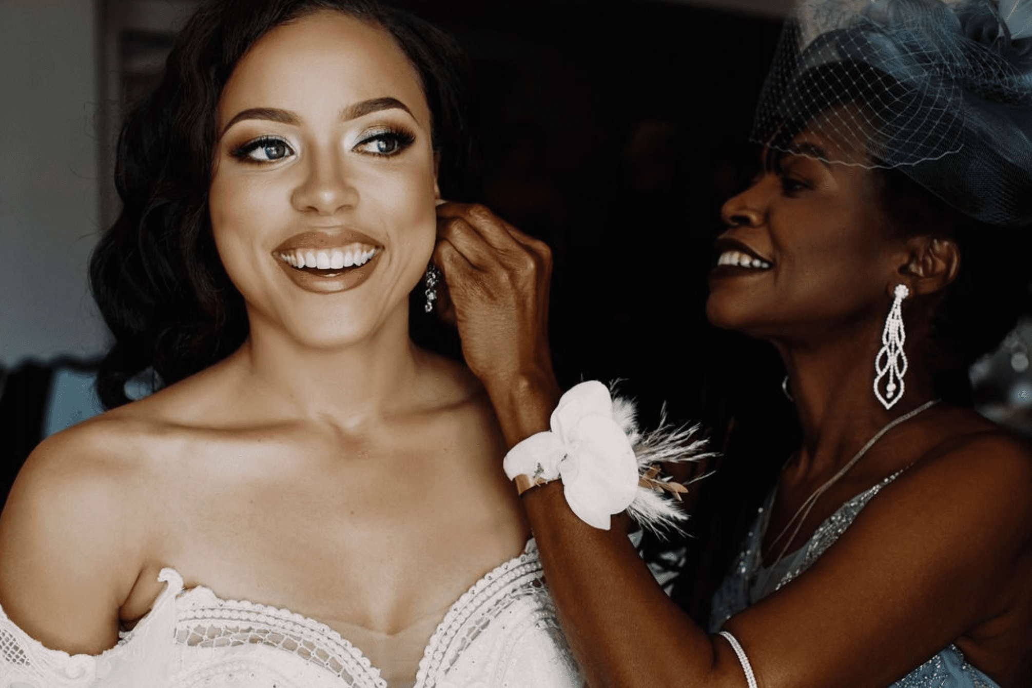 新娘带着铜妆，戴着耳环