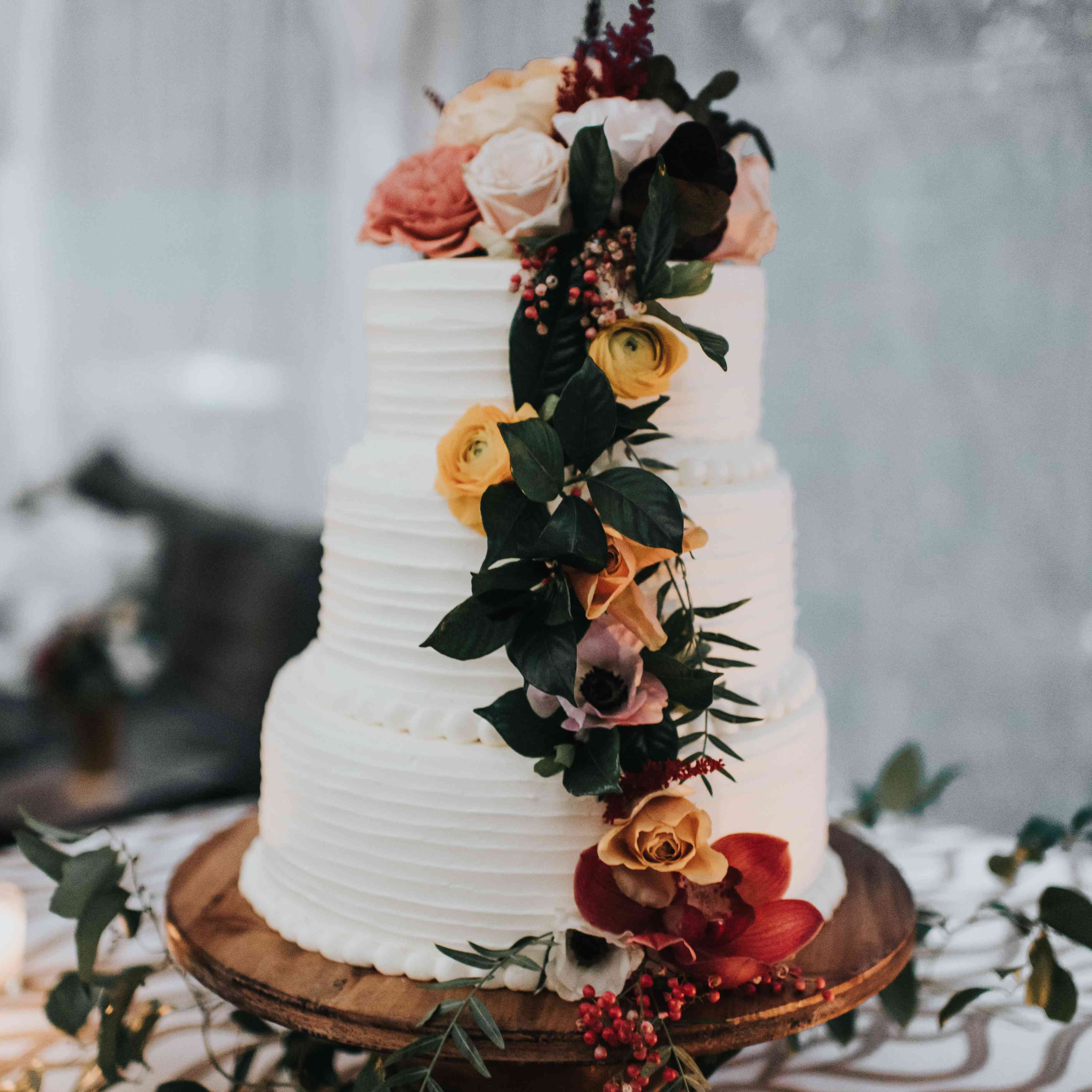 个性化的密歇根婚礼，白色蛋糕和鲜花