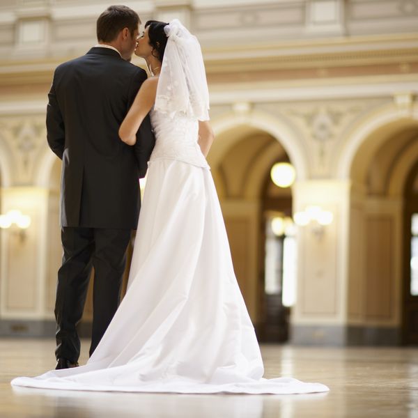 新娘和新郎在婚礼“class=