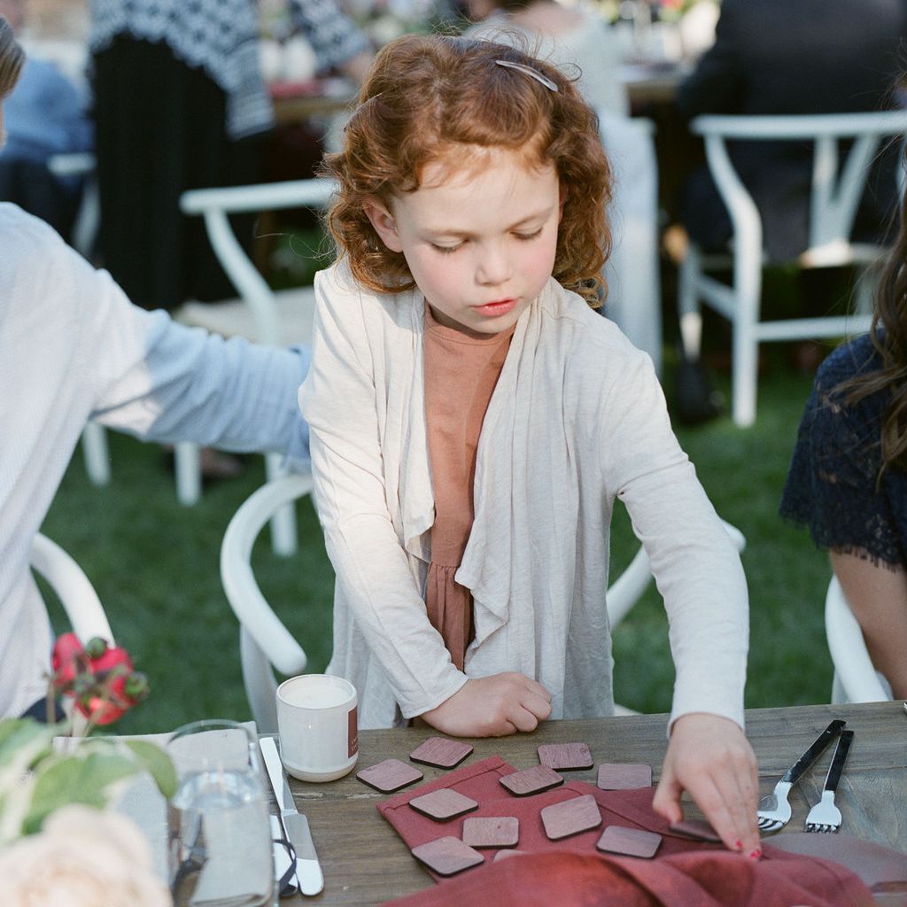 孩子在婚礼上玩耍