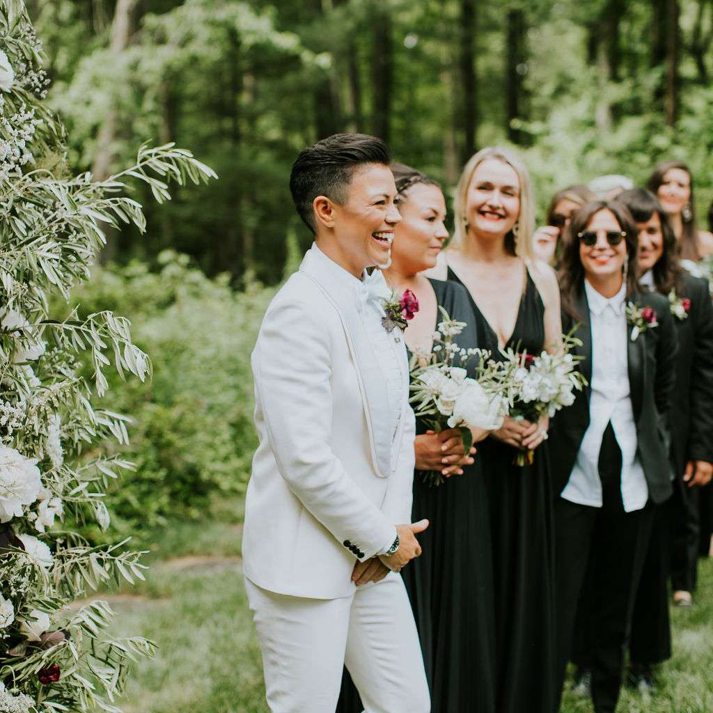 清美看着米根来到仪式现场