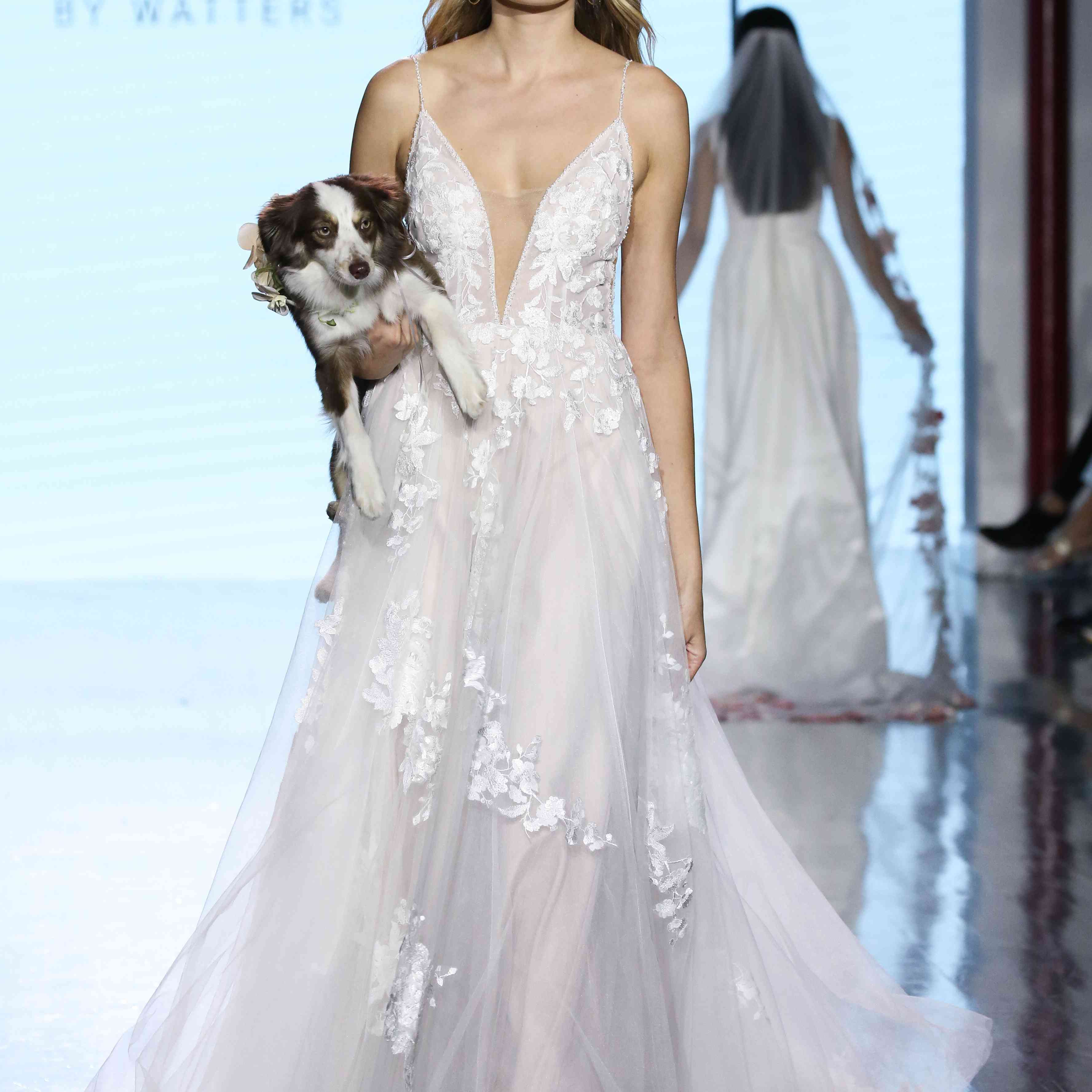 模特在薄纱婚纱与低V领口，花边贴花和串珠吊带