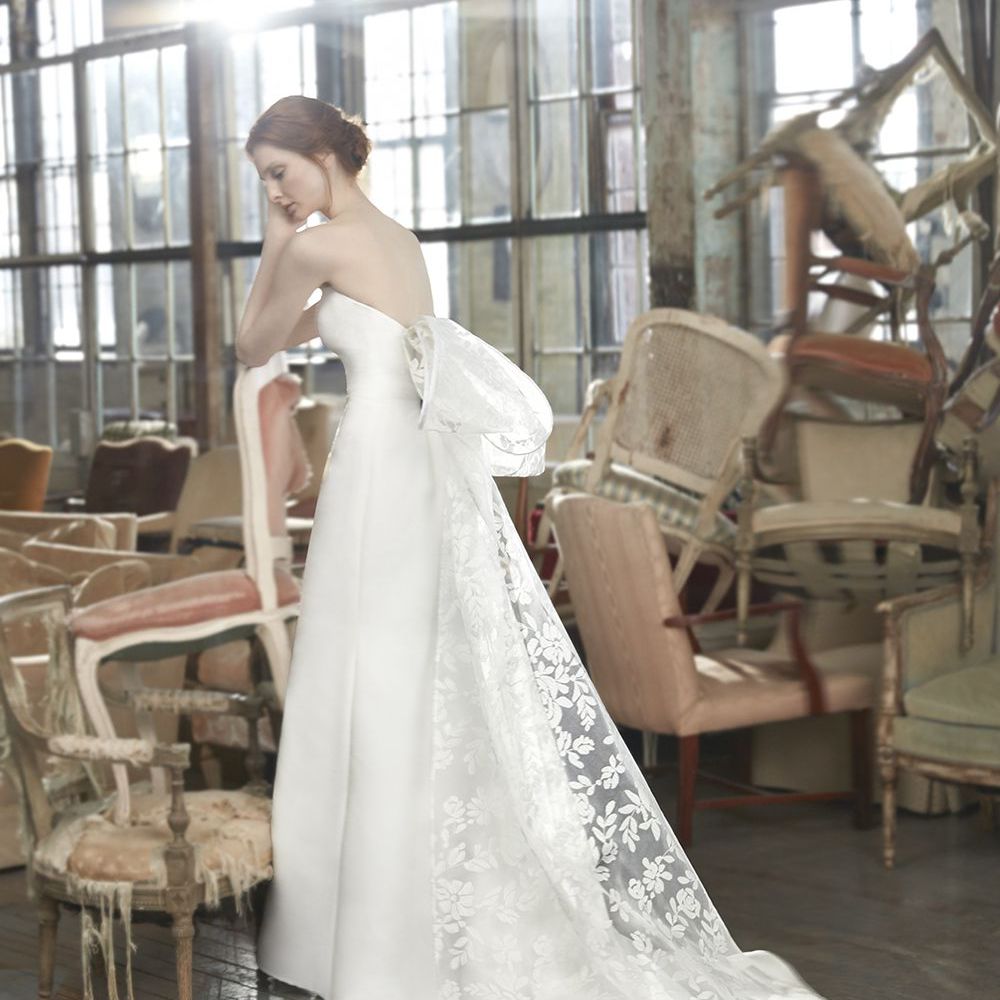 模型露肩A线婚纱与背面超大的花卉蕾丝蝴蝶结