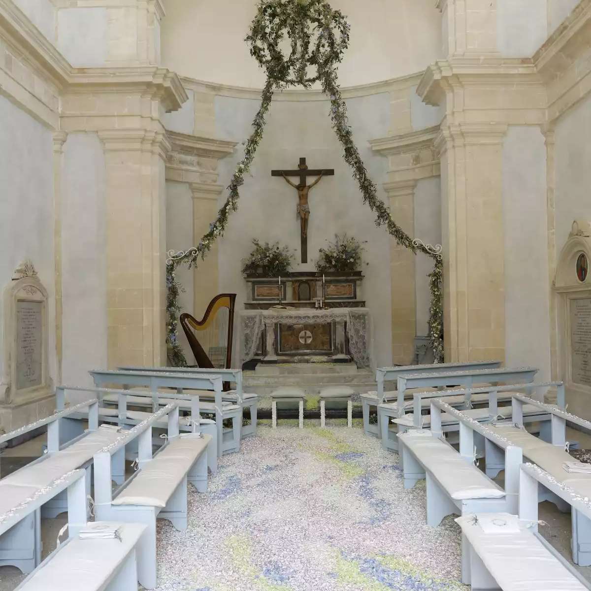 彩色地板的教堂