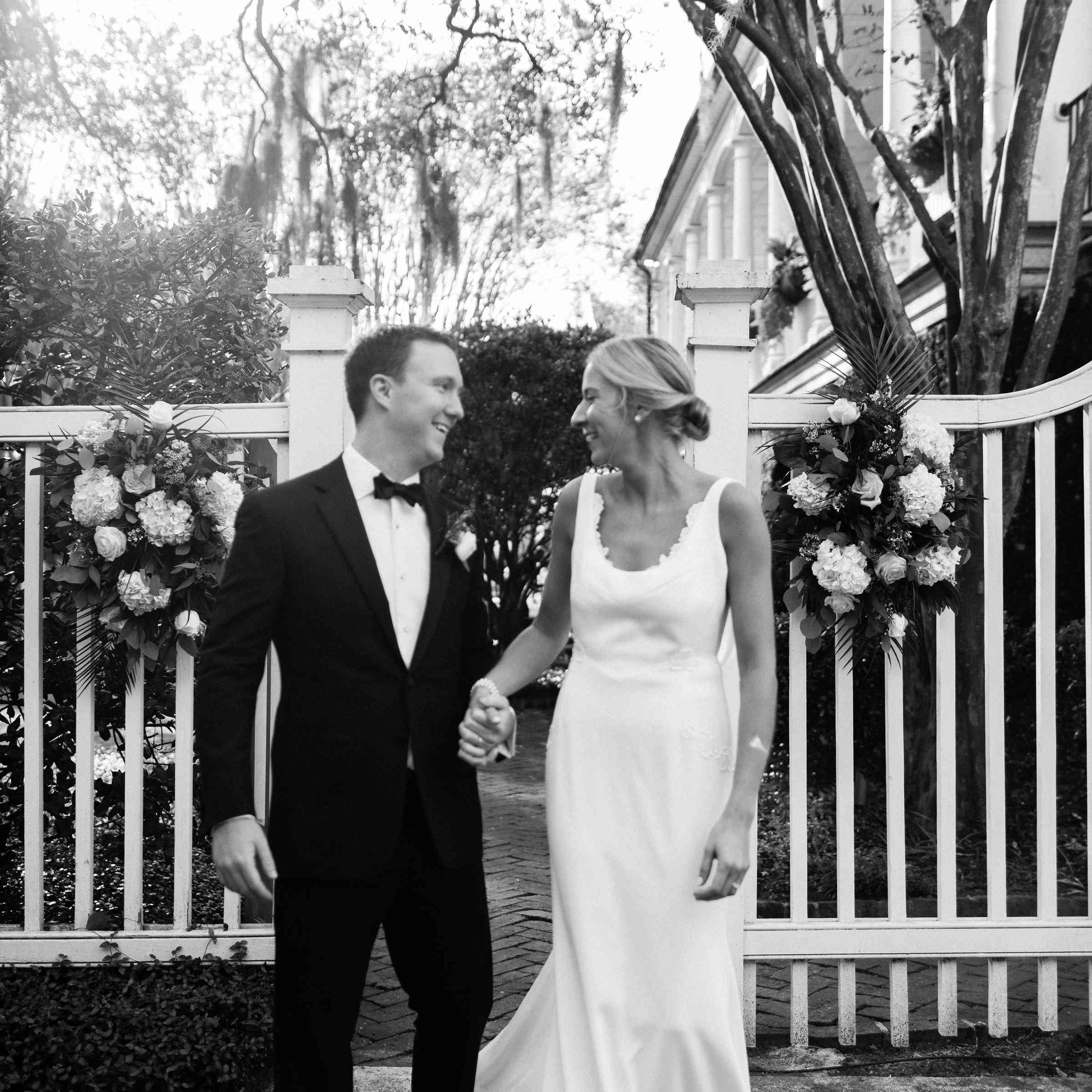 一对夫妇相视而笑