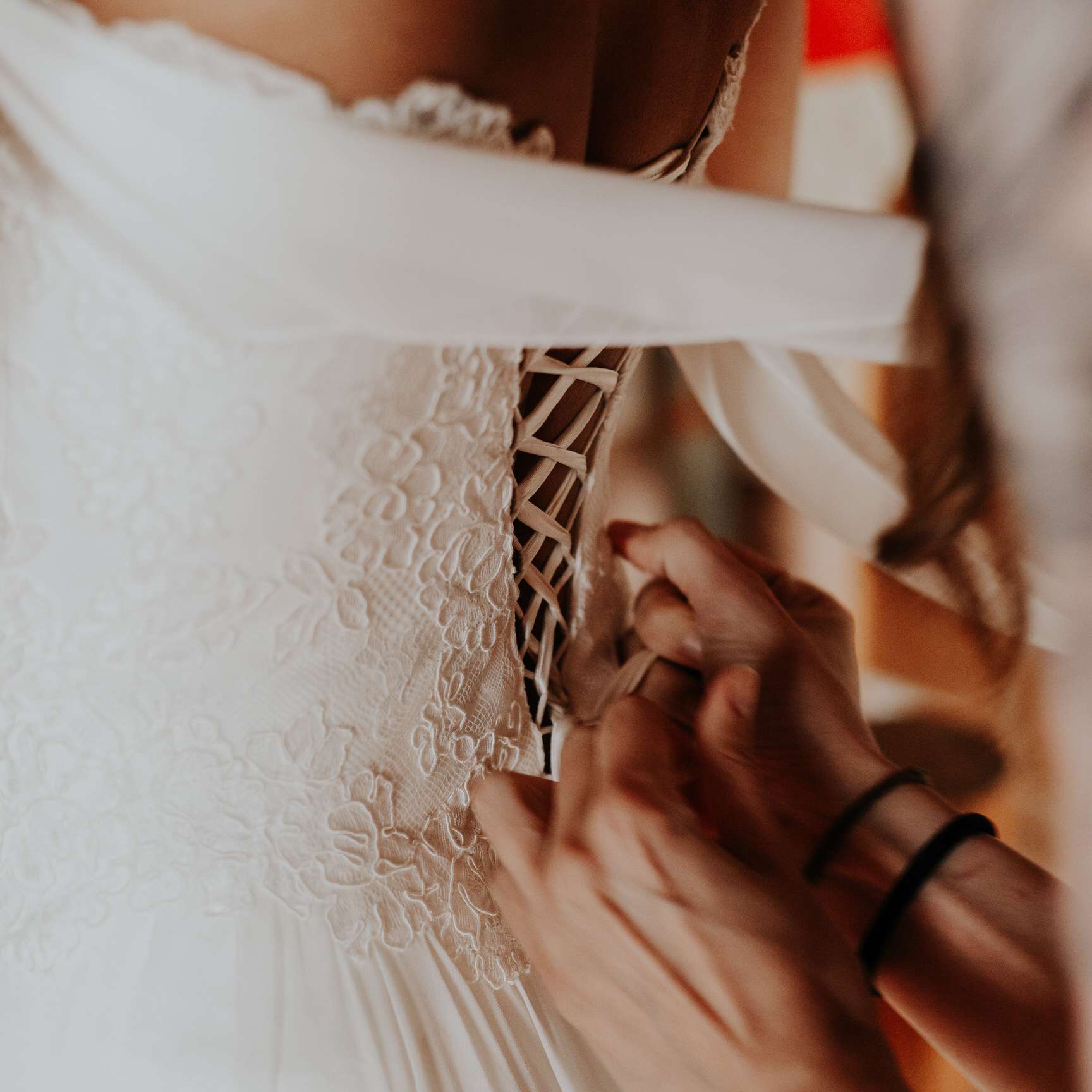 新娘被绑在裙子上