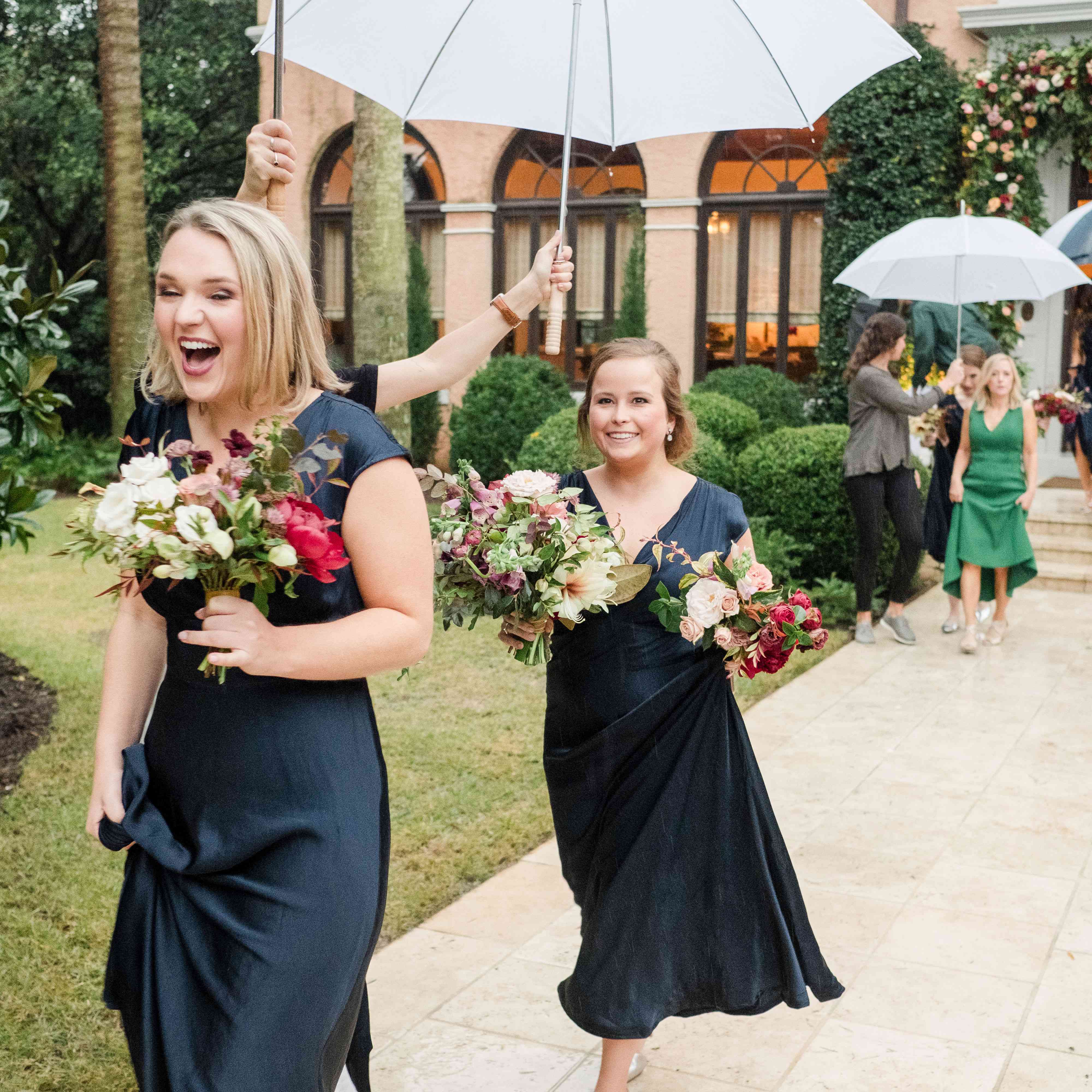 伴娘做他们的方式在雨中