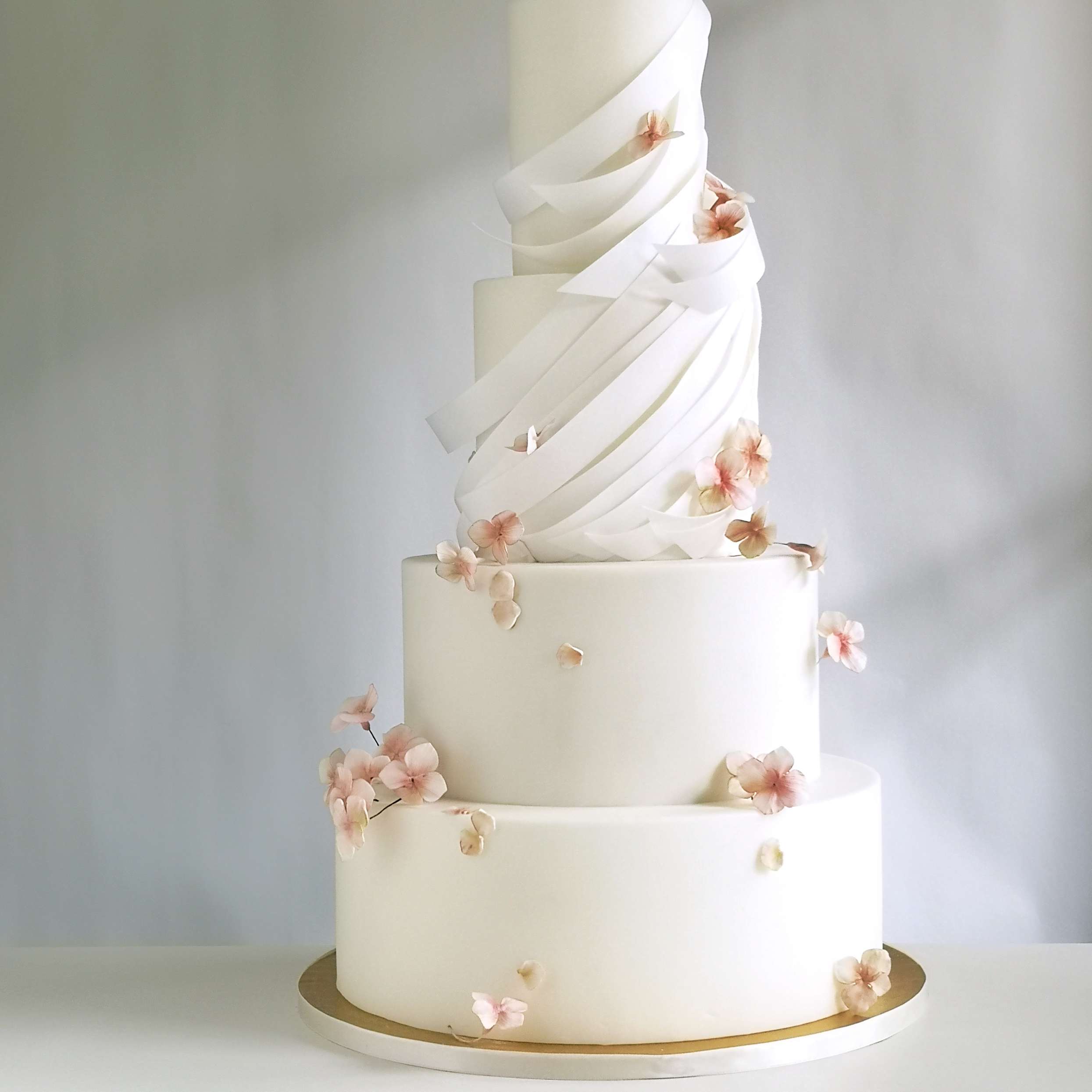 有樱花和黄金的婚礼蛋糕