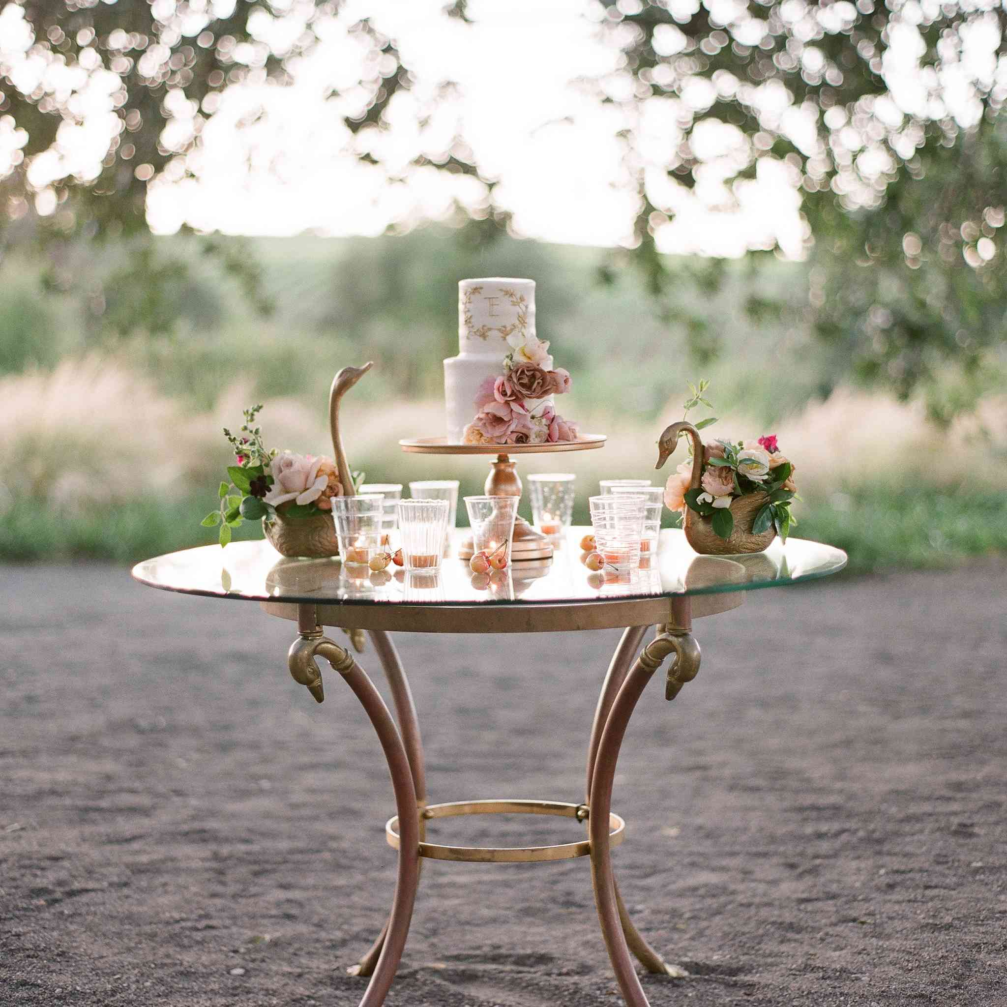 蛋糕陈列在古董桌上