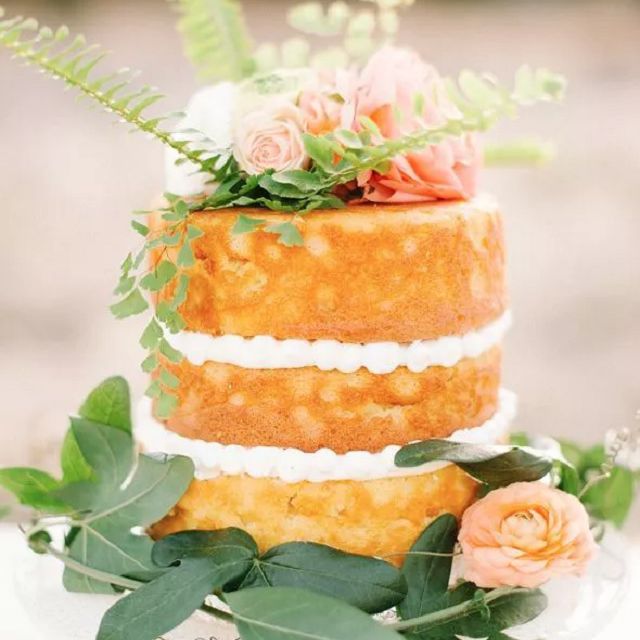 有花边和花饰的裸体蛋糕