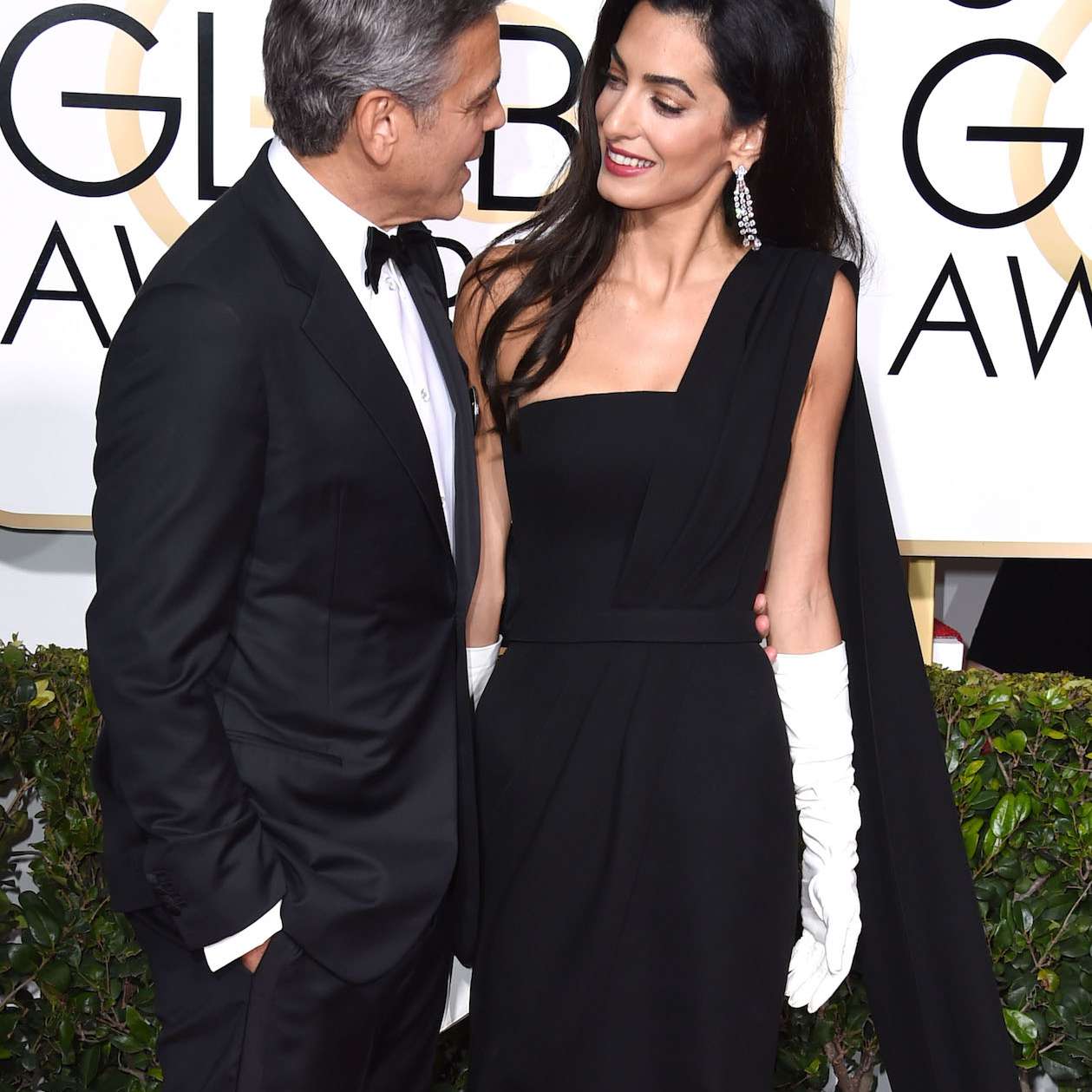 乔治·克鲁尼和阿迈勒·克鲁尼走上金球奖红毯“class=