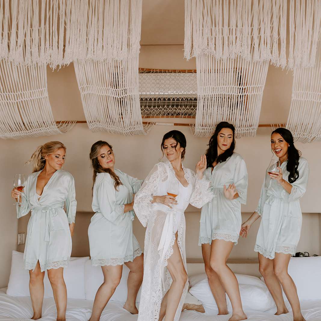 穿着长袍的女孩在床上跳舞