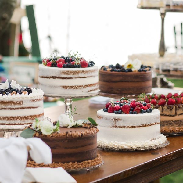 甜点巧克力蛋糕和莓果蛋糕桌在一个小婚礼庆祝在Sumer七月的后院