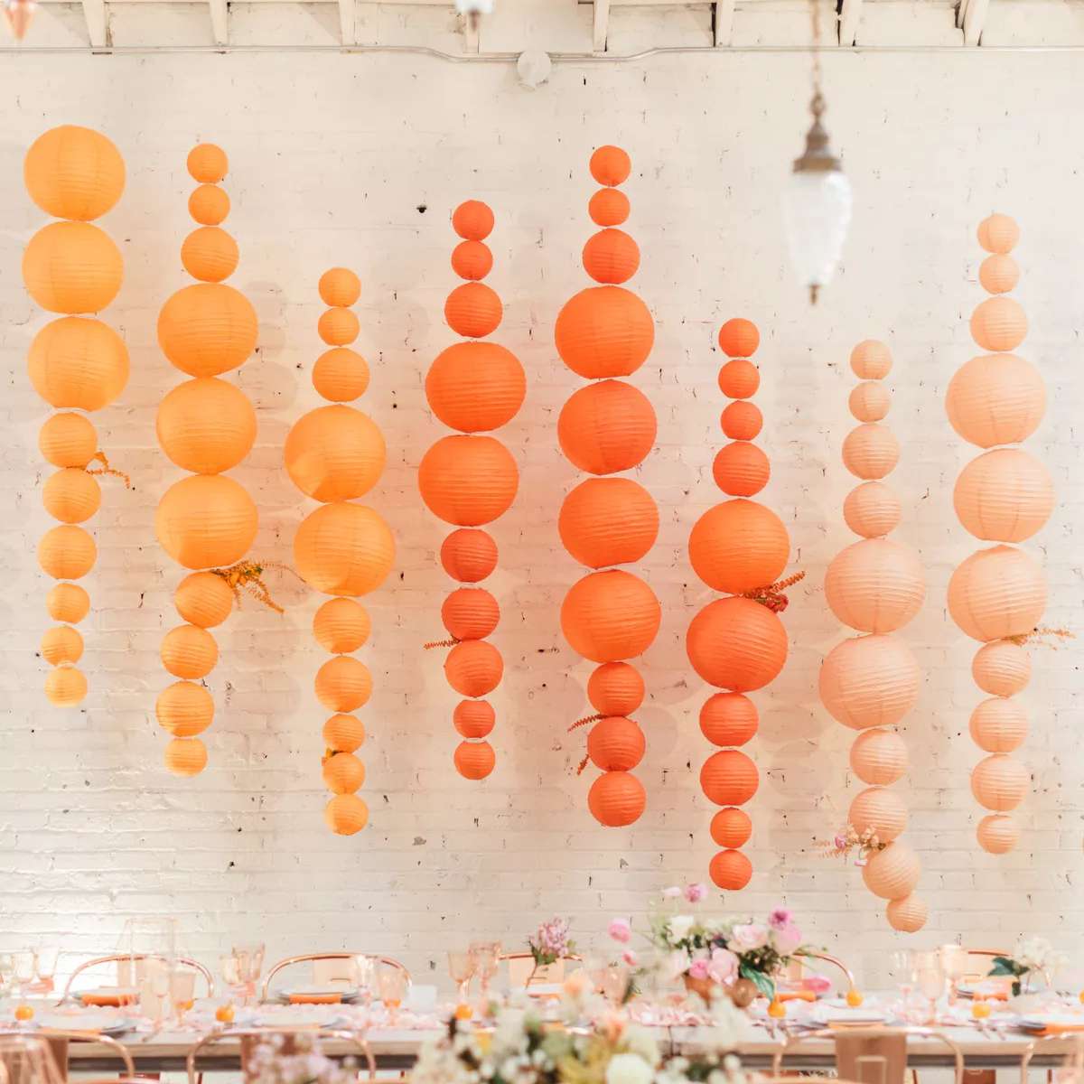 桔黄色的气球花环挂在墙上