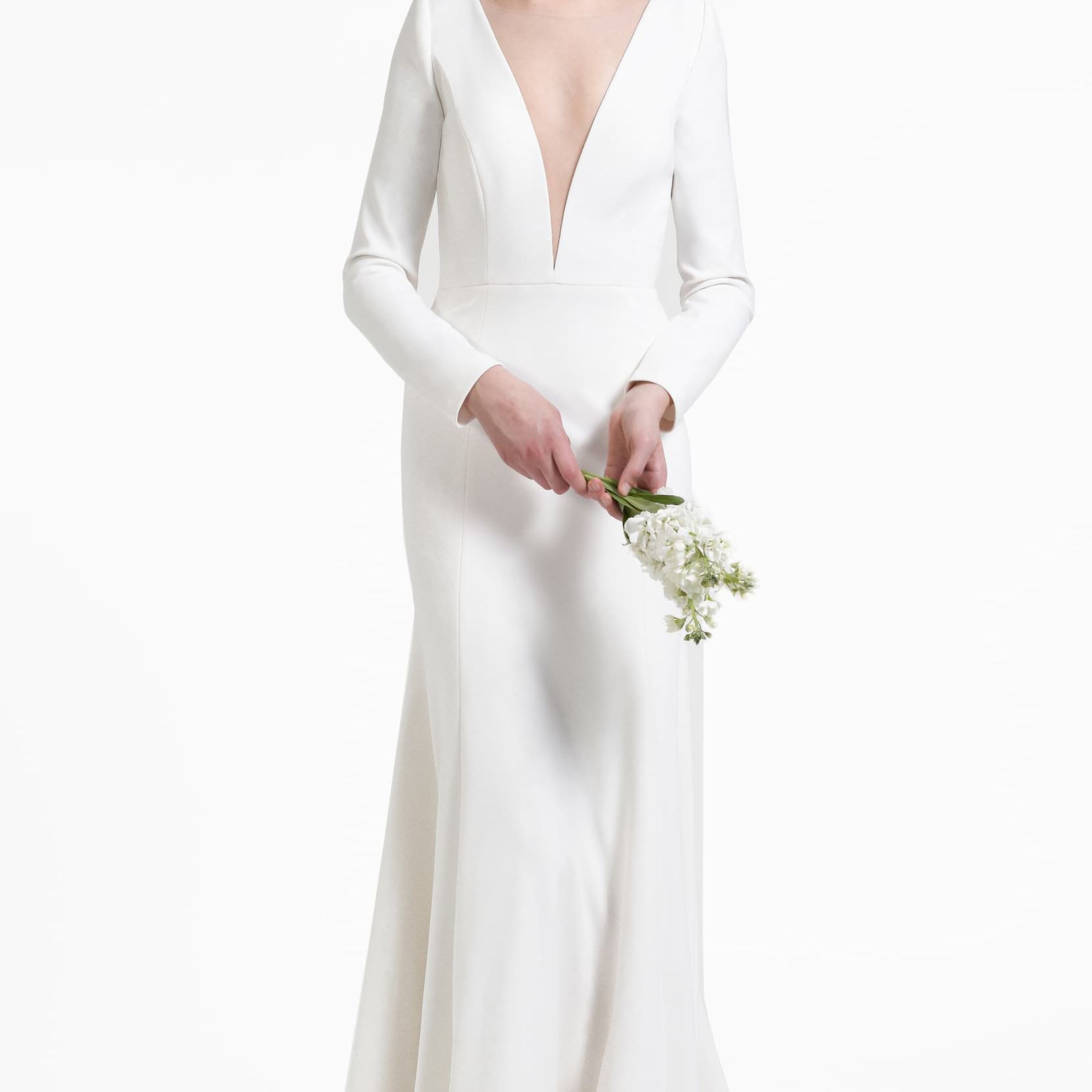 这件低胸绉纱礼服售价720美元，原价1200美元