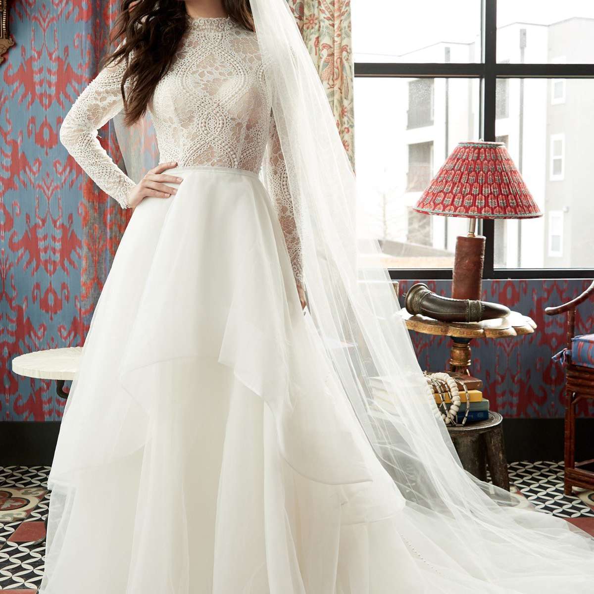 Ballgown的模型与长袖嘲笑脖子蕾丝胸衣和裙子