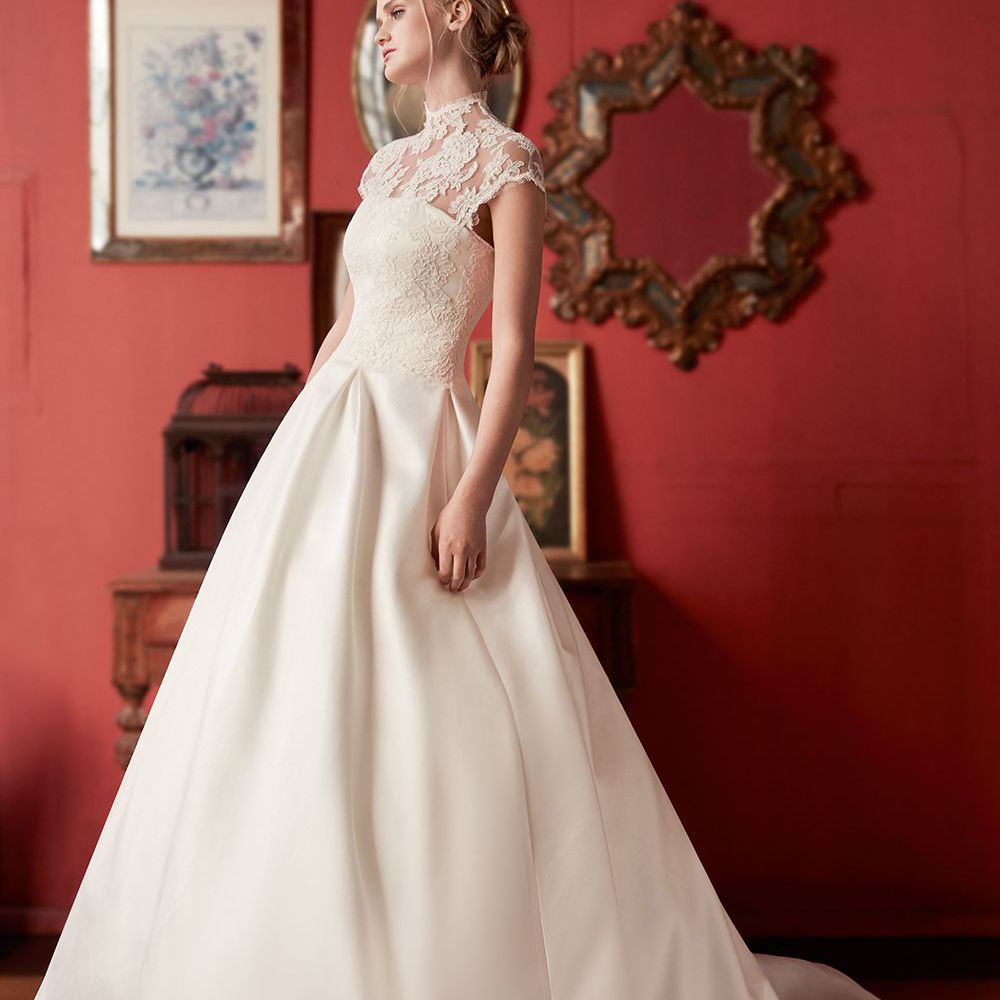 模型在长礼服与花边错觉领口和帽套